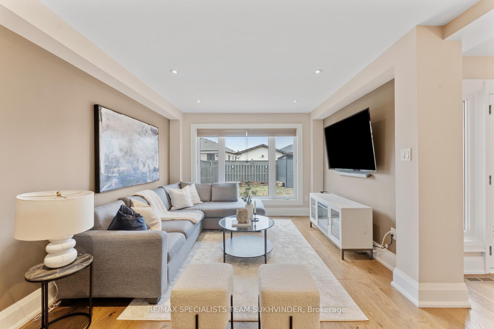 Photo 14 of 22 Emily Carr Crescent, Caledon, Bolton West — HOMEH