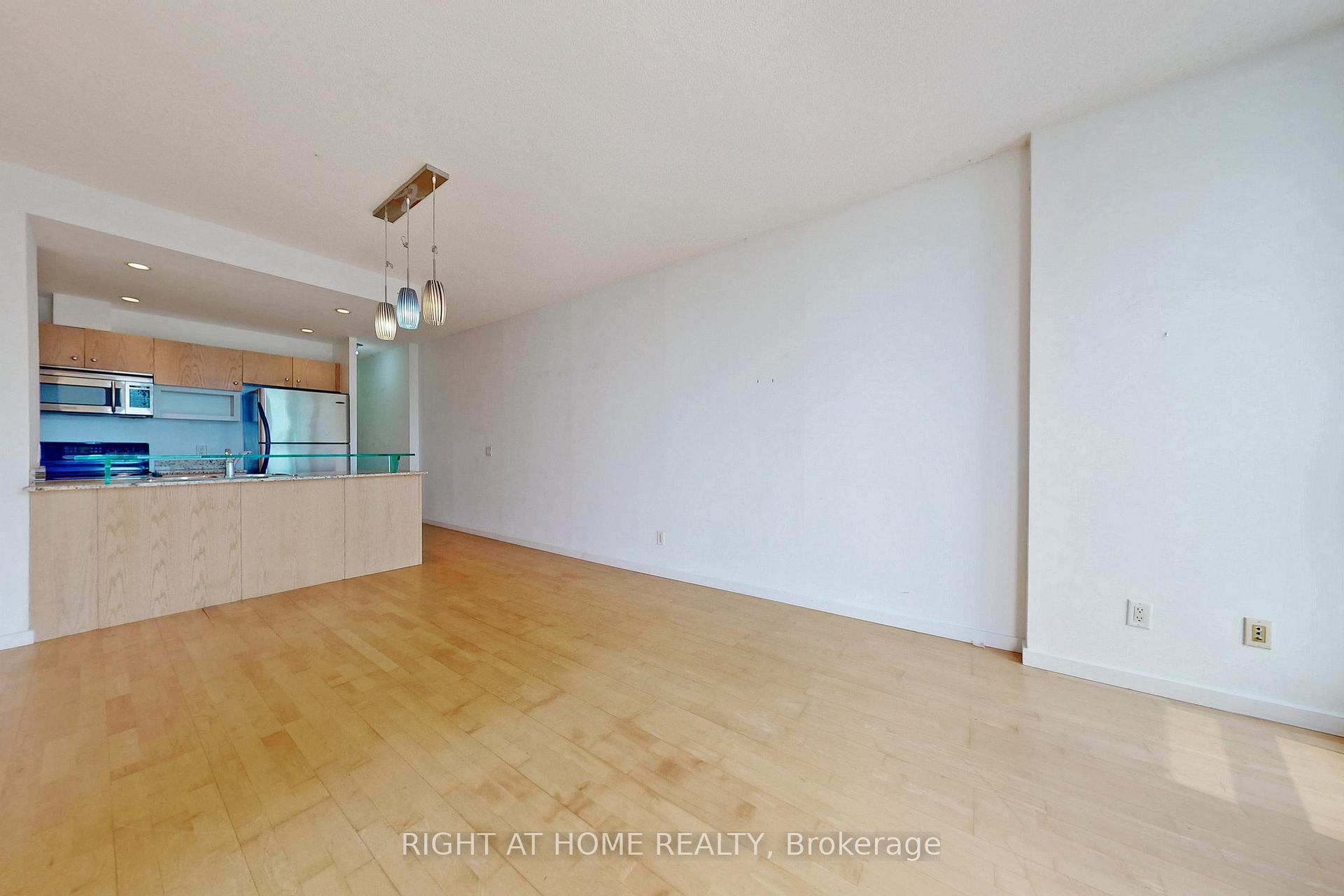 Photo 3 of Unit 1006, 218 Queens Quay W, Toronto, Waterfront Communities — HOMEH