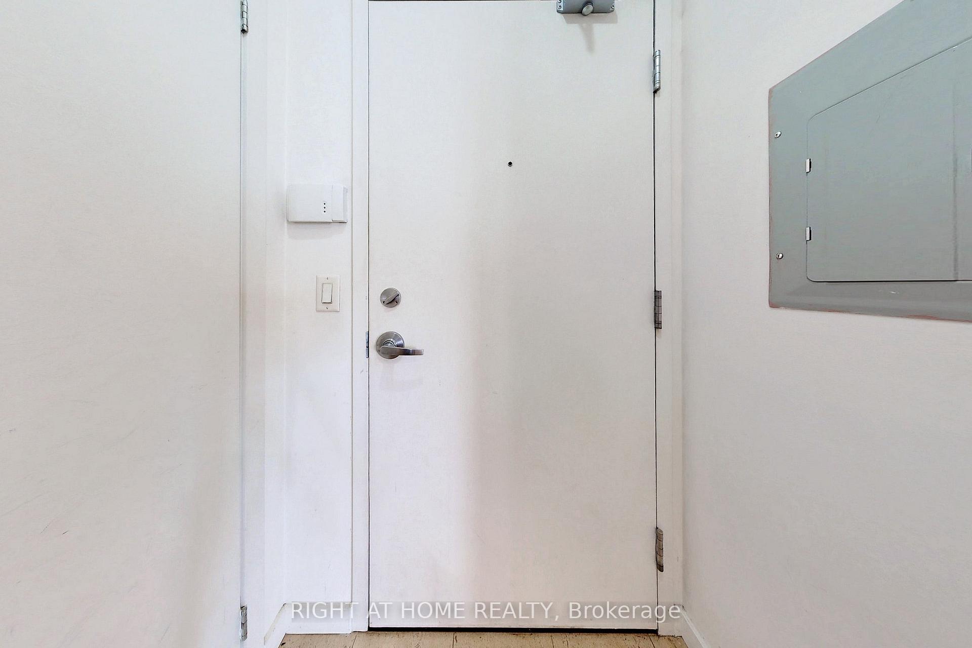 Photo 4 of Unit 1006, 218 Queens Quay W, Toronto, Waterfront Communities — HOMEH