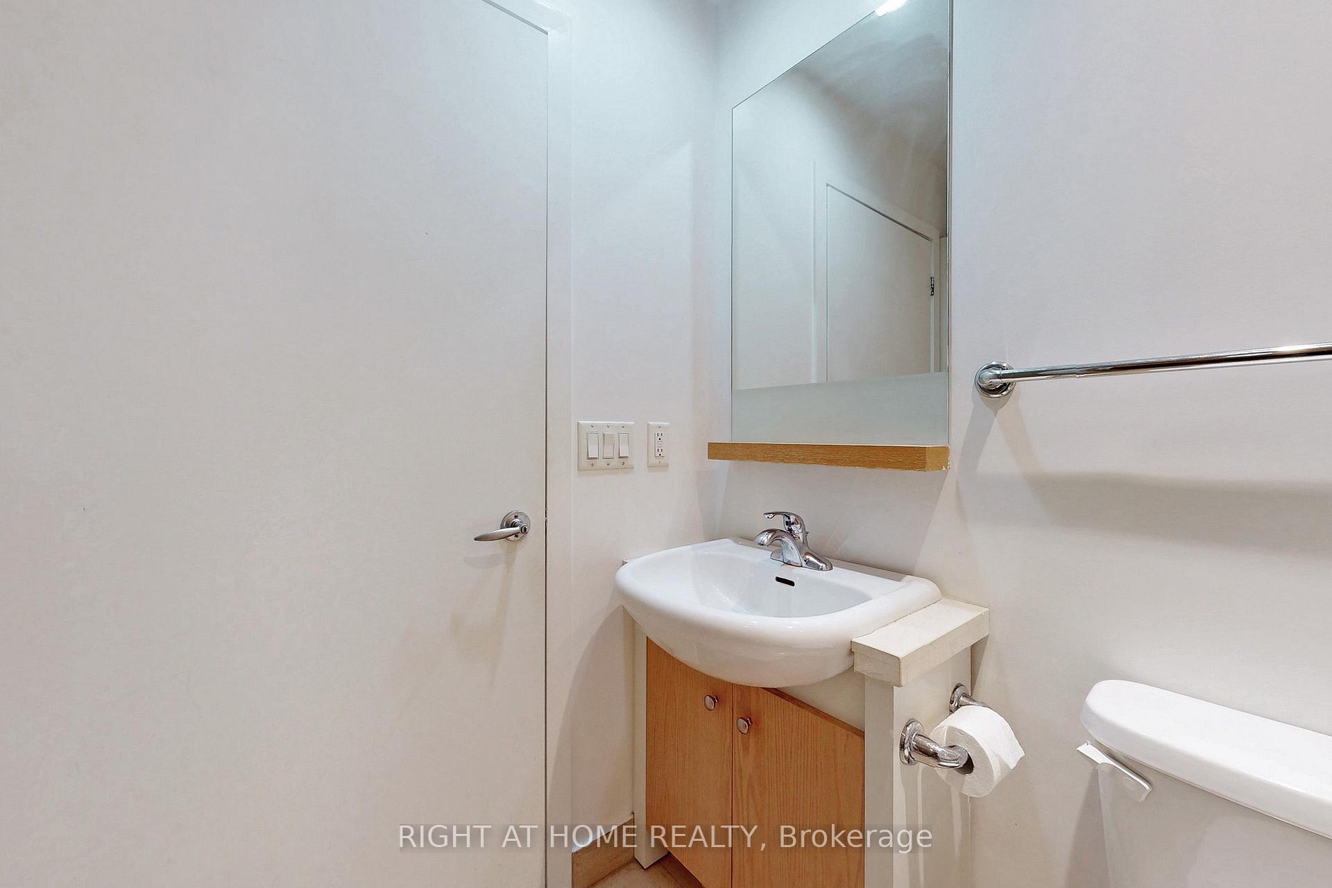 Photo 6 of Unit 1006, 218 Queens Quay W, Toronto, Waterfront Communities — HOMEH