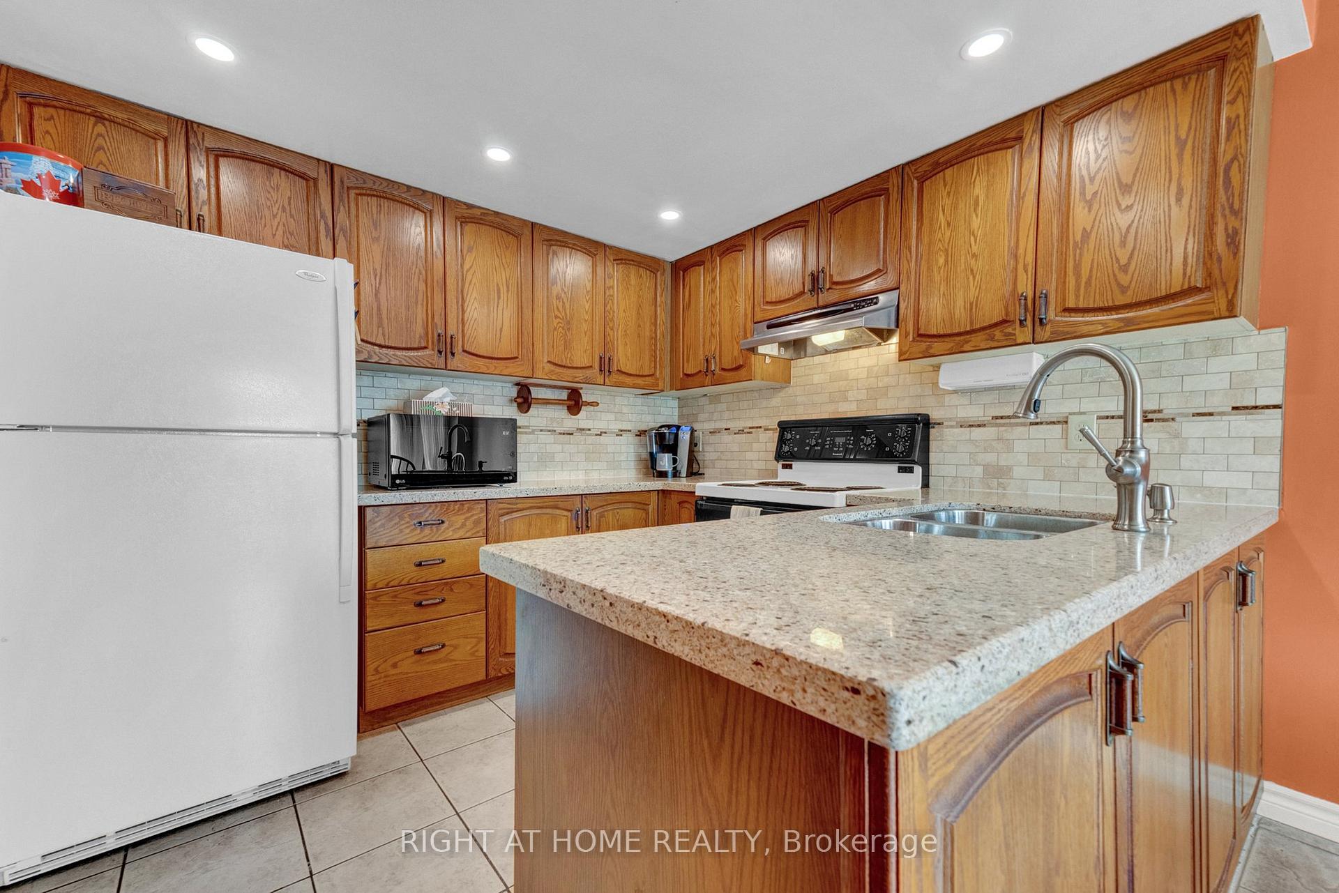 Photo 13 of 1825 Parkside Drive, Pickering, Amberlea — HOMEH