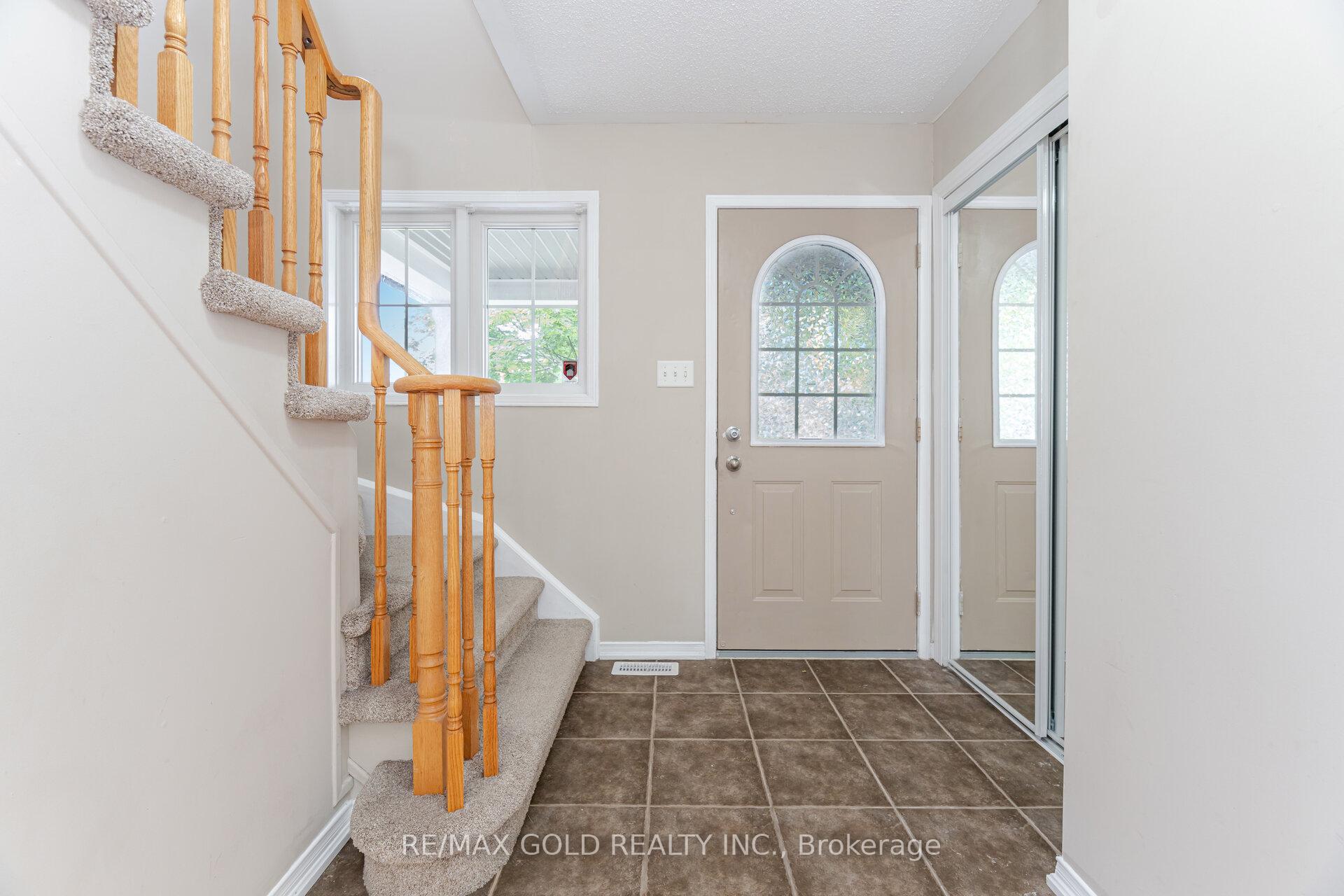 Photo 3 of 135 Norland Circle, Oshawa, Windfields — HOMEH