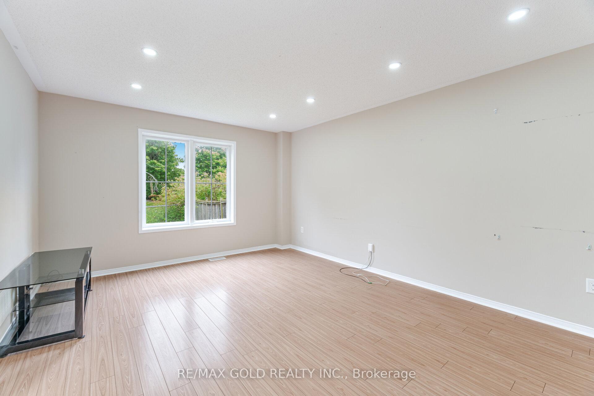 Photo 5 of 135 Norland Circle, Oshawa, Windfields — HOMEH