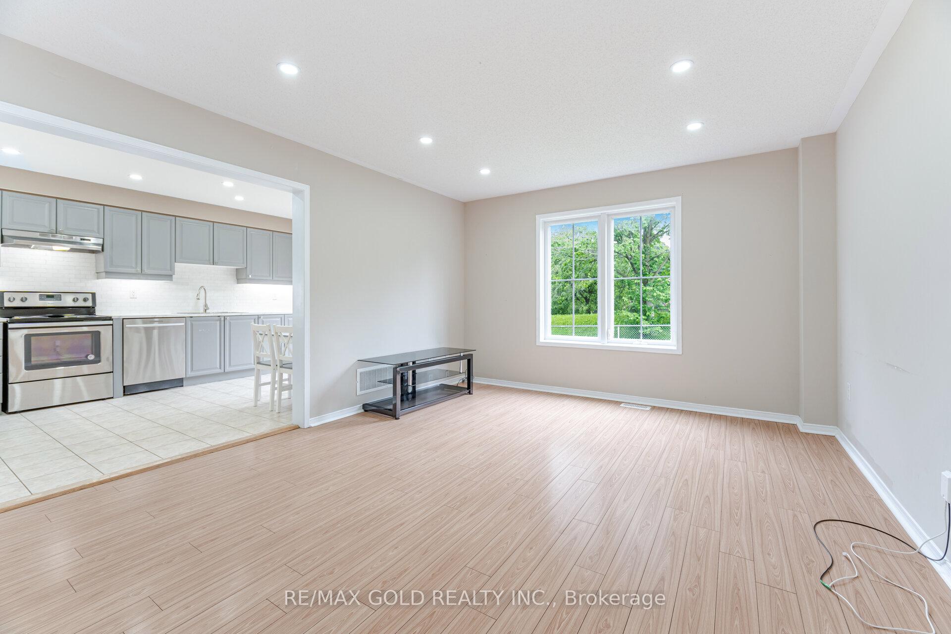 Photo 8 of 135 Norland Circle, Oshawa, Windfields — HOMEH