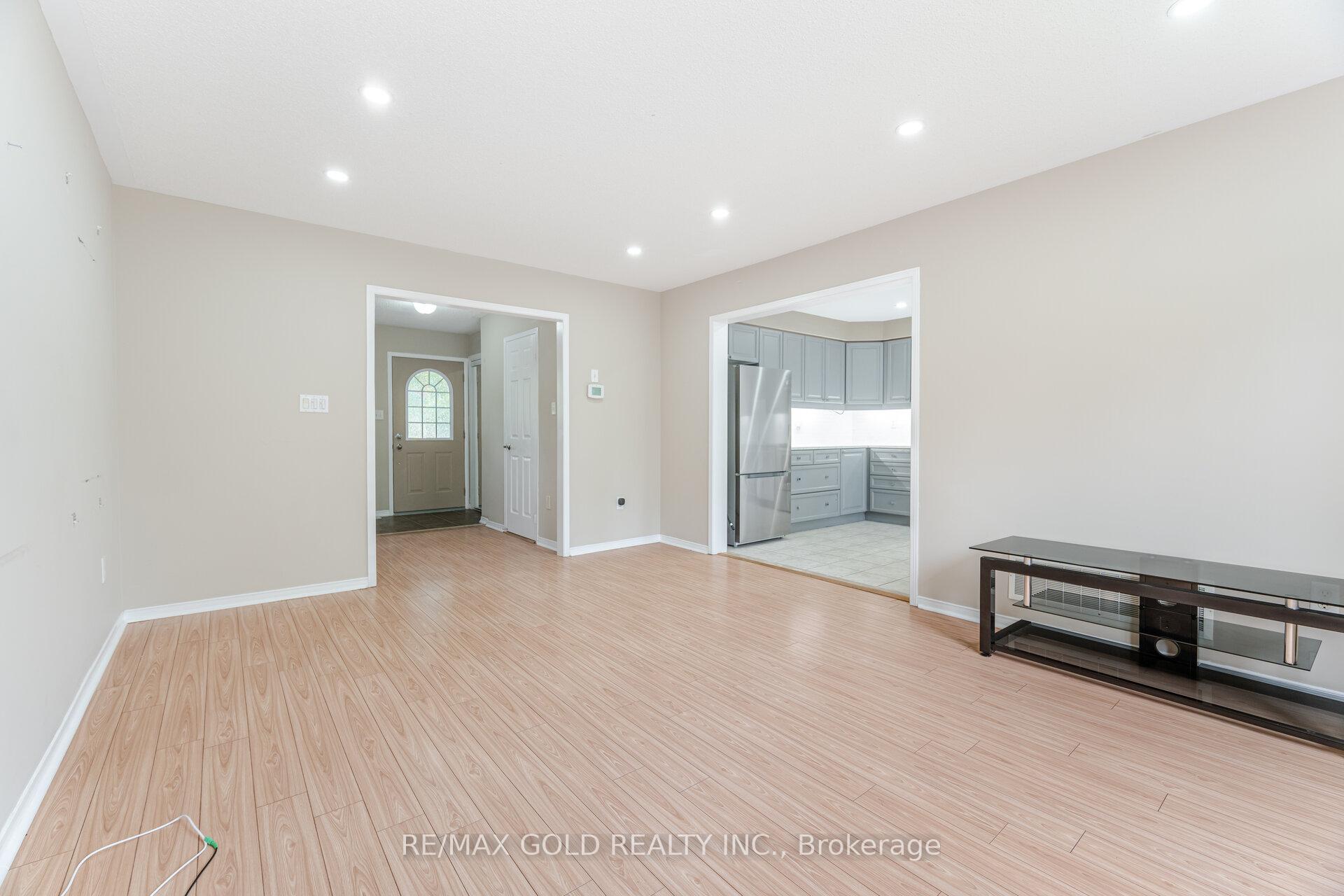 Photo 15 of 135 Norland Circle, Oshawa, Windfields — HOMEH