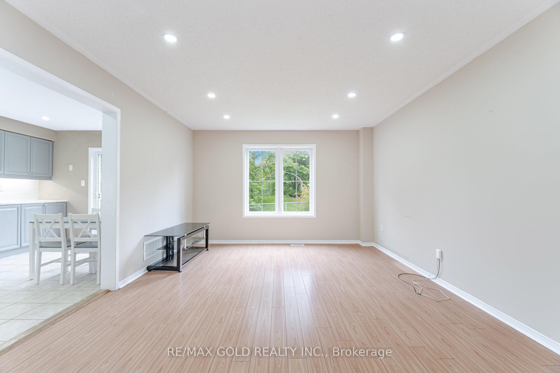 Photo 16 of 135 Norland Circle, Oshawa, Windfields — HOMEH