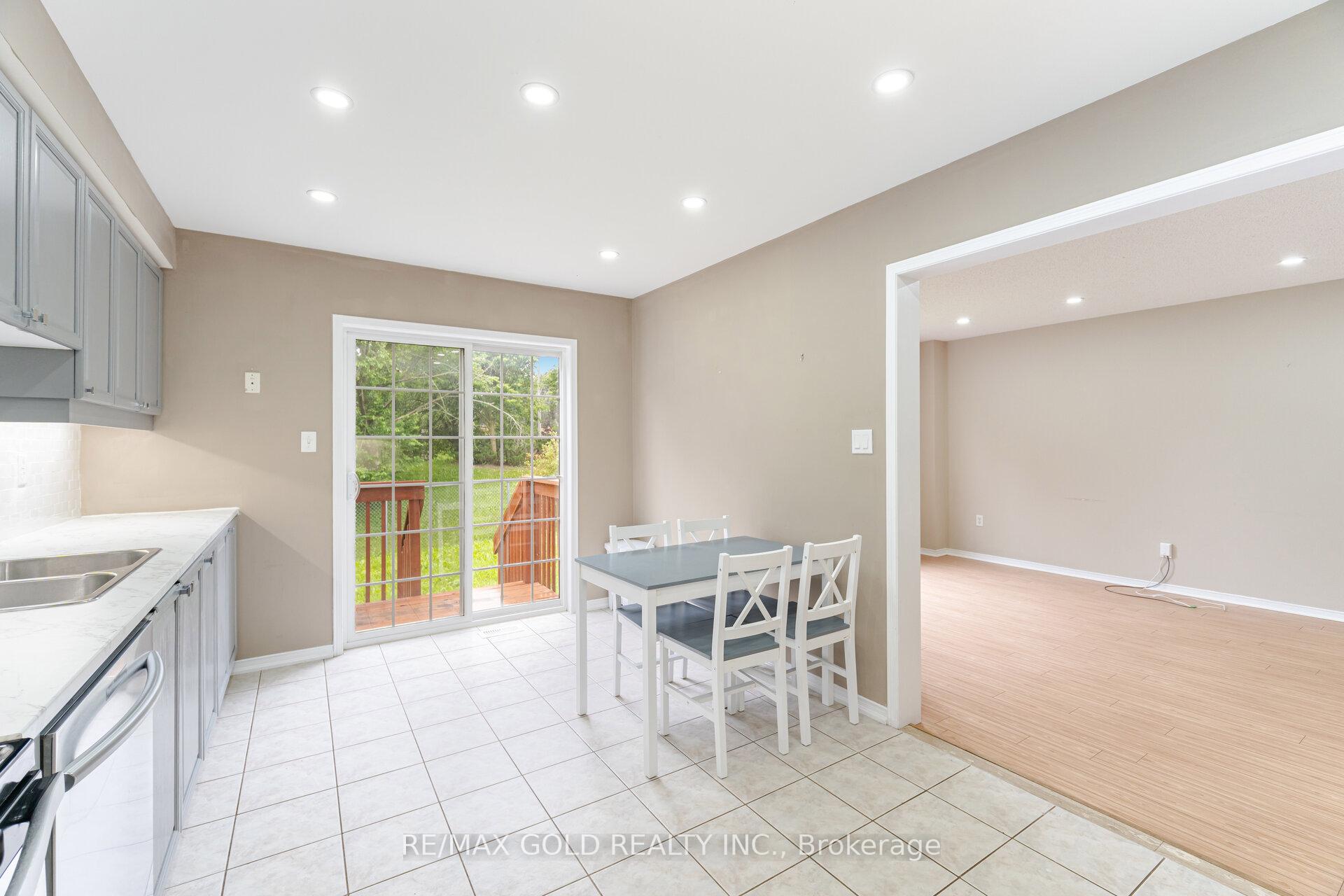 Photo 10 of 135 Norland Circle, Oshawa, Windfields — HOMEH