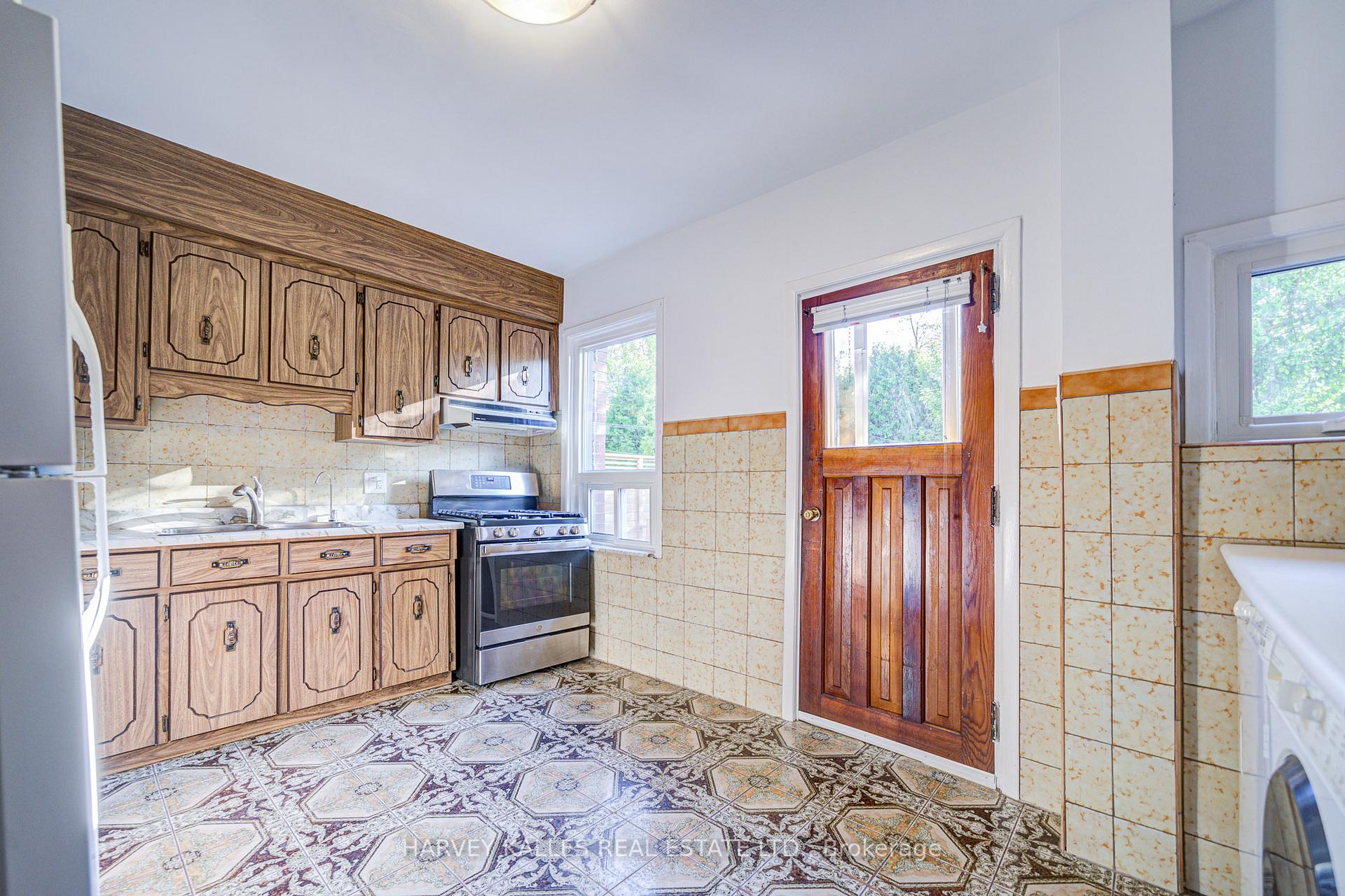 Photo 7 of 156 Atlas Avenue, Toronto, Humewood-Cedarvale — HOMEH