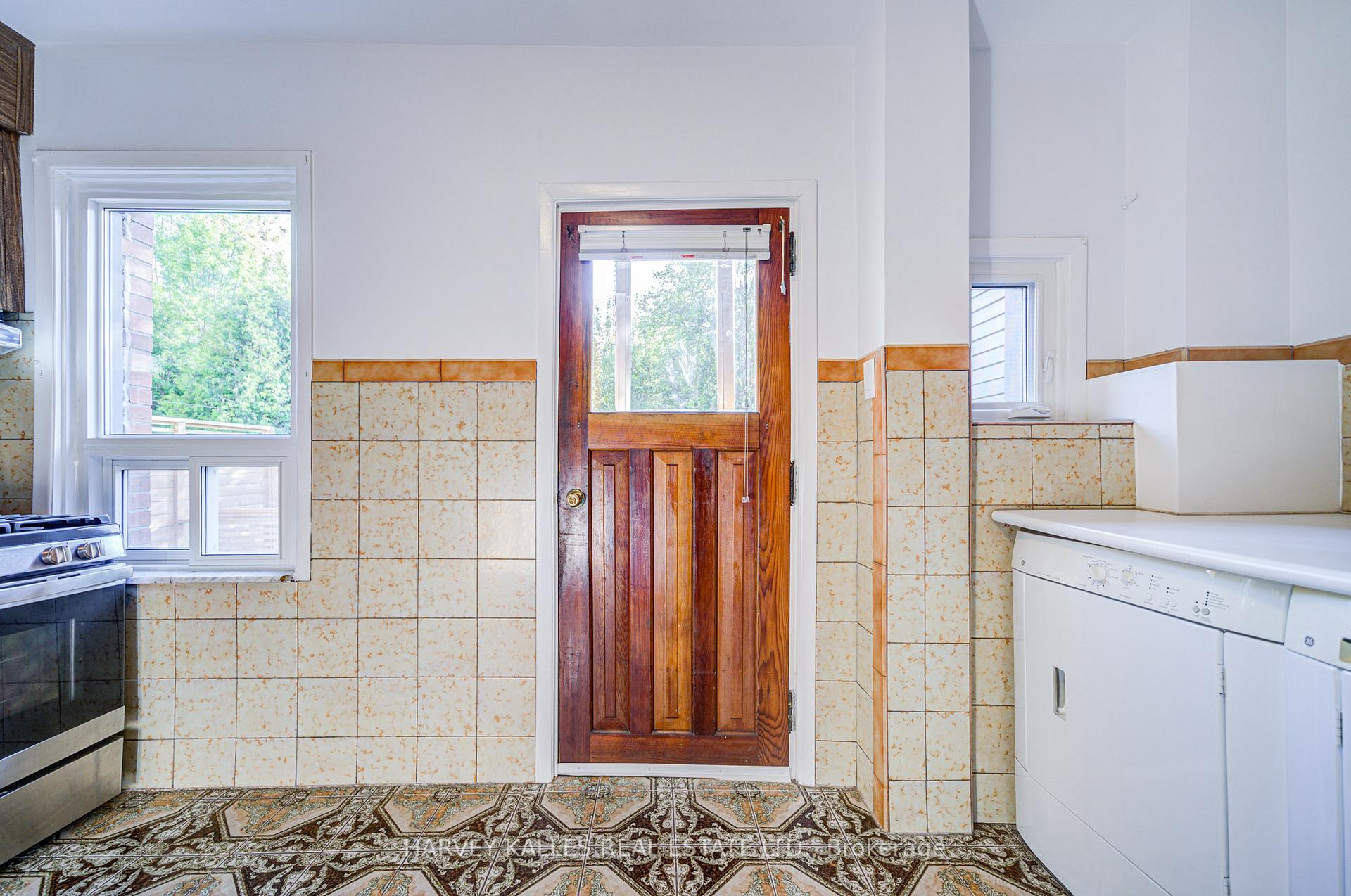 Photo 3 of 156 Atlas Avenue, Toronto, Humewood-Cedarvale — HOMEH