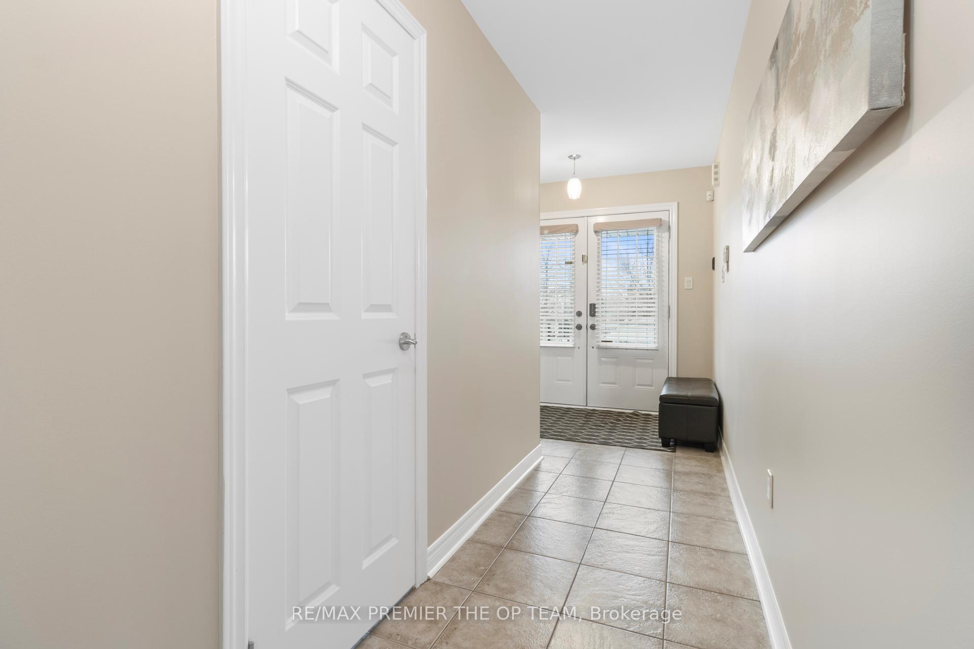 Photo 5 of 150 Venice Gate Drive, Vaughan, Vellore Village — HOMEH