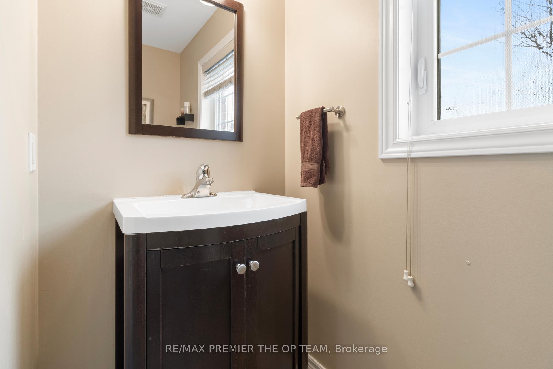 Photo 4 of 150 Venice Gate Drive, Vaughan, Vellore Village — HOMEH