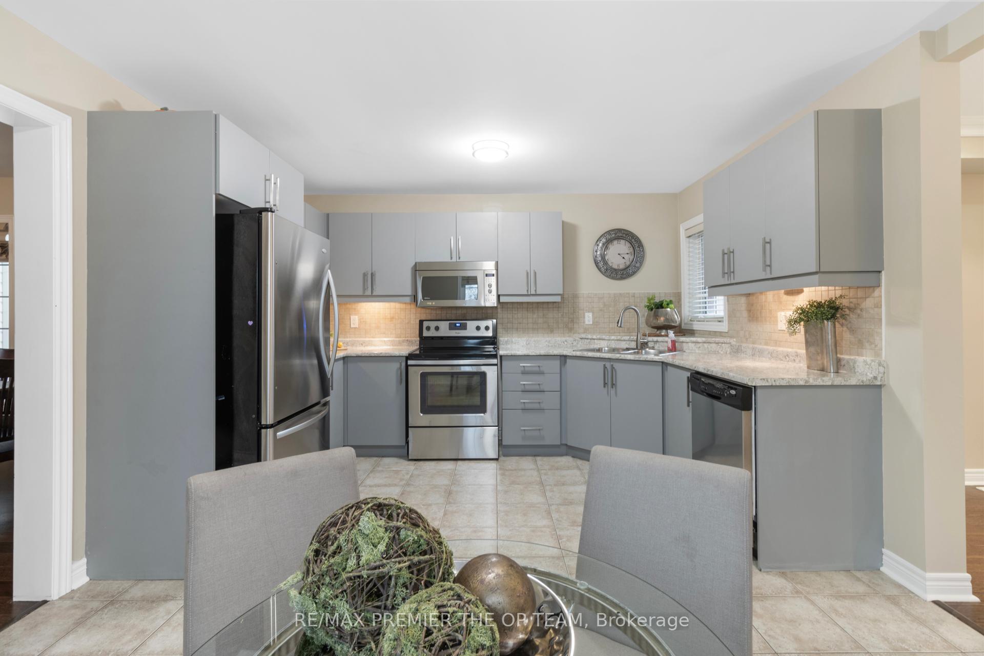 Photo 14 of 150 Venice Gate Drive, Vaughan, Vellore Village — HOMEH
