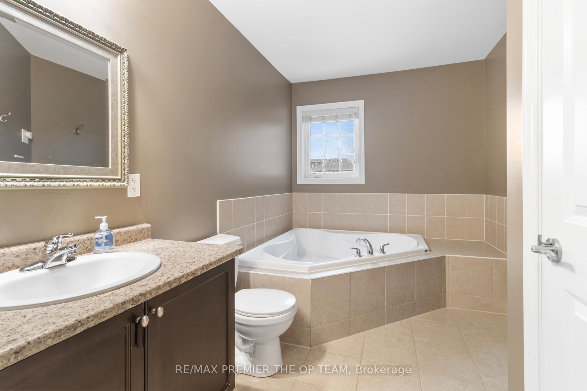 Photo 35 of 150 Venice Gate Drive, Vaughan, Vellore Village — HOMEH