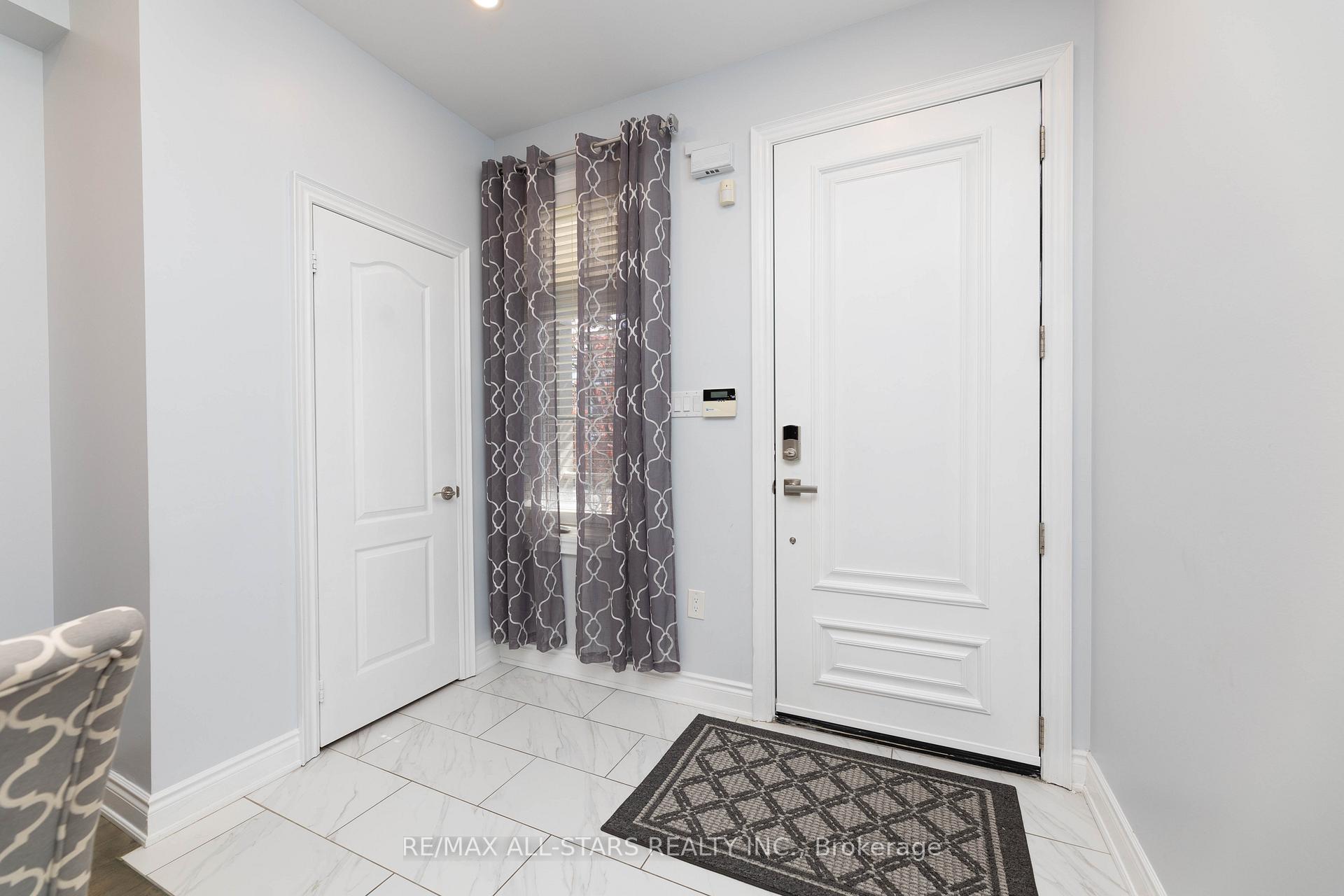 Photo 2 of 46 Eastgate Circle, Whitby, Brooklin — HOMEH
