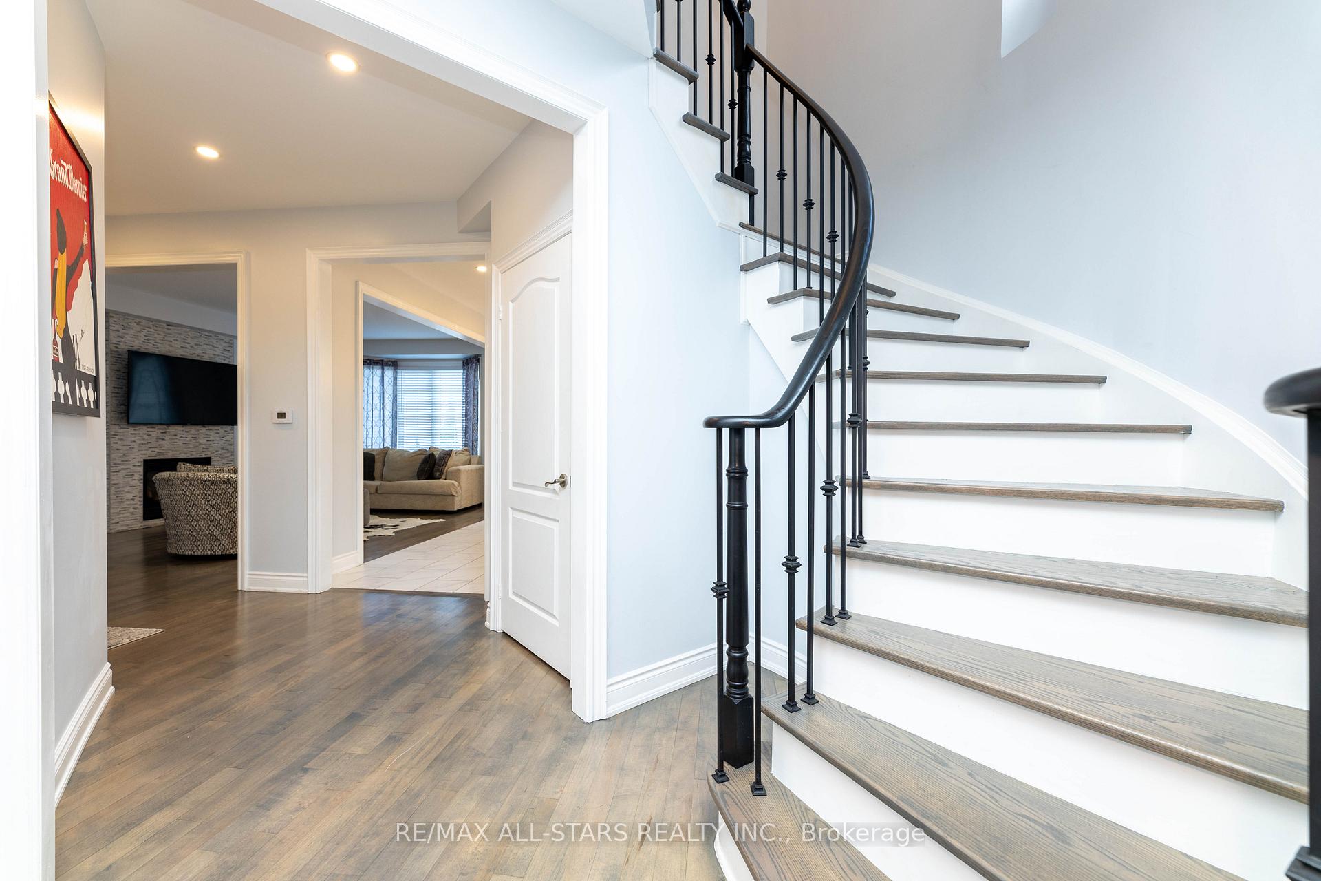 Photo 6 of 46 Eastgate Circle, Whitby, Brooklin — HOMEH