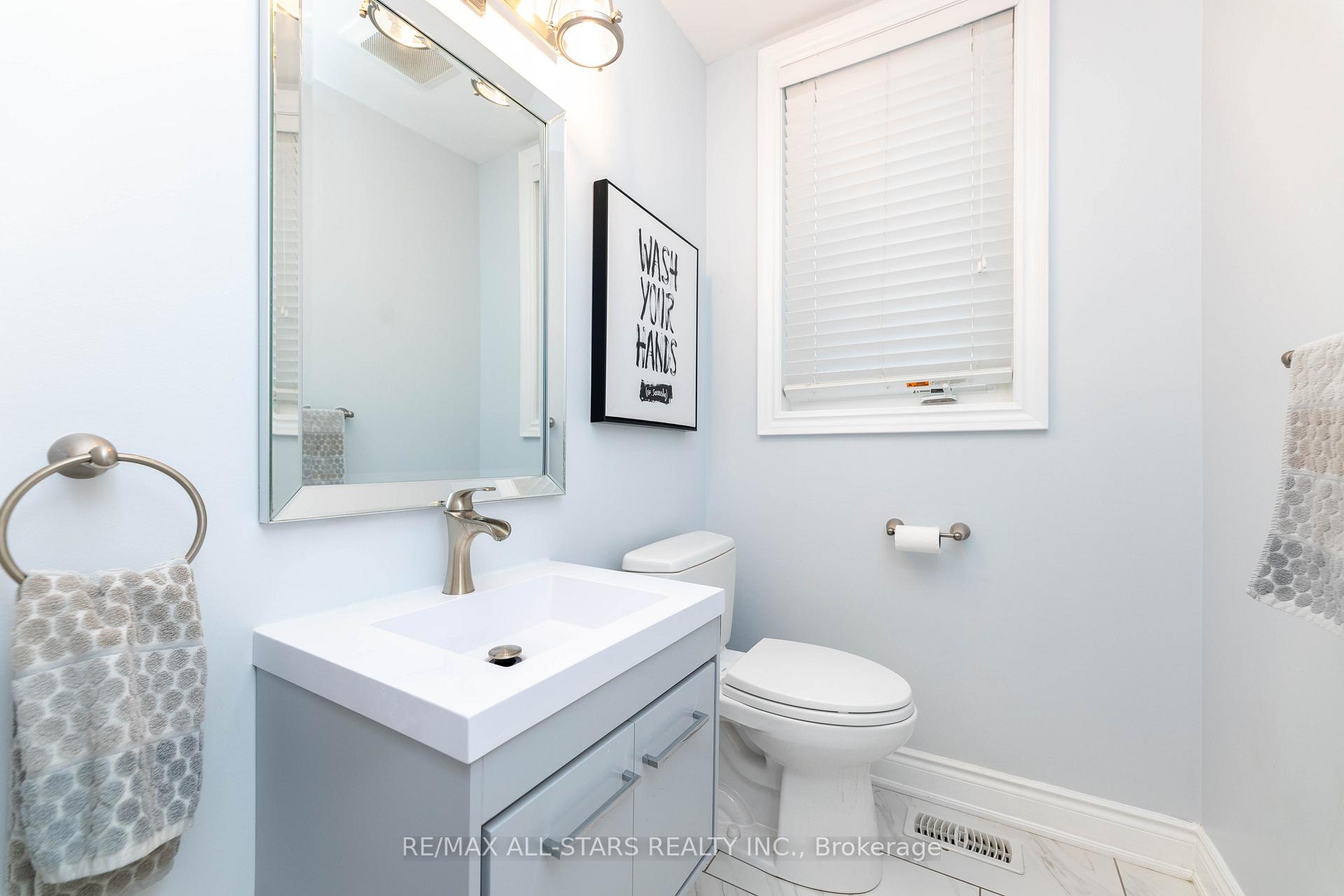 Photo 5 of 46 Eastgate Circle, Whitby, Brooklin — HOMEH