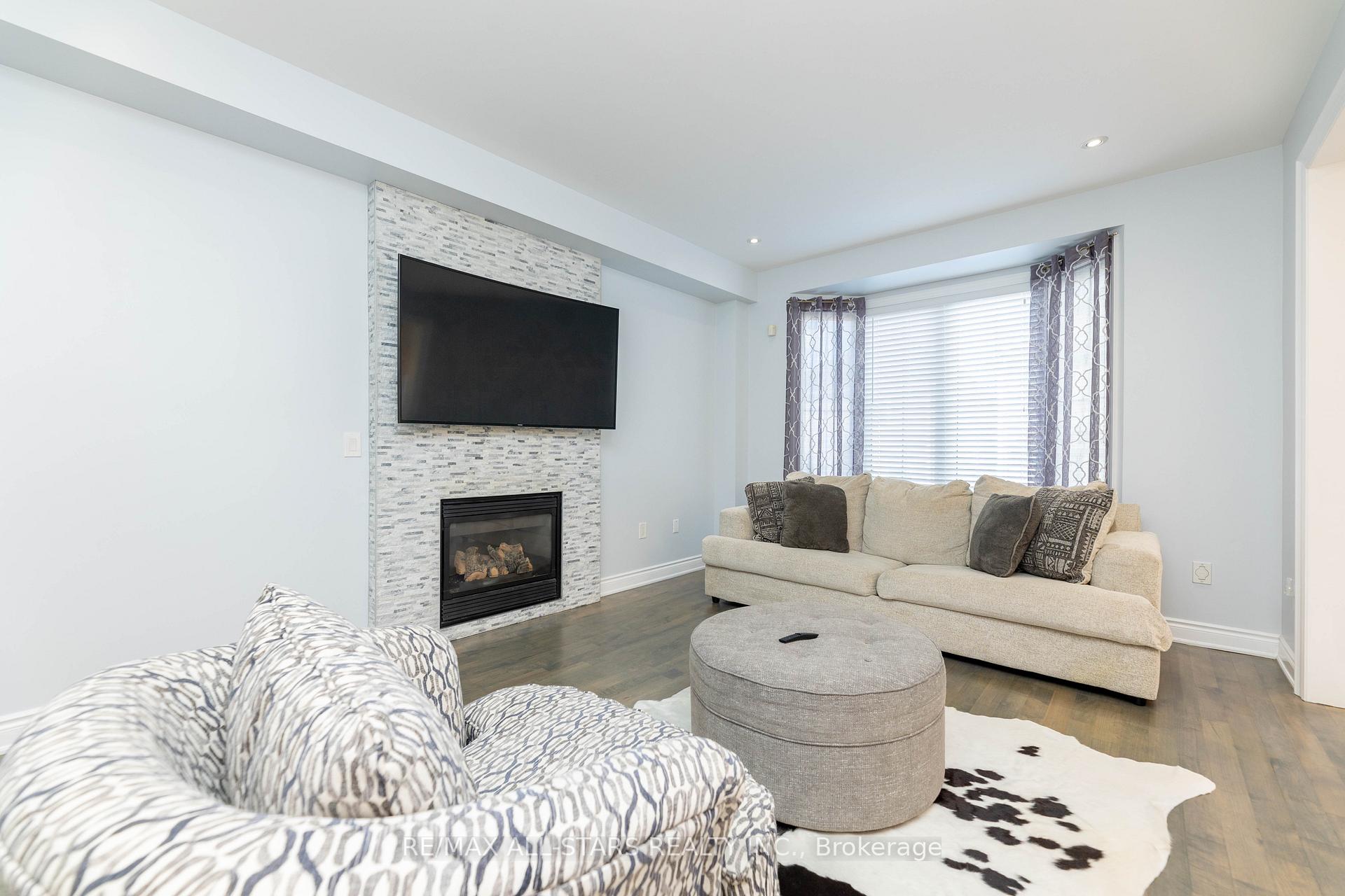Photo 19 of 46 Eastgate Circle, Whitby, Brooklin — HOMEH