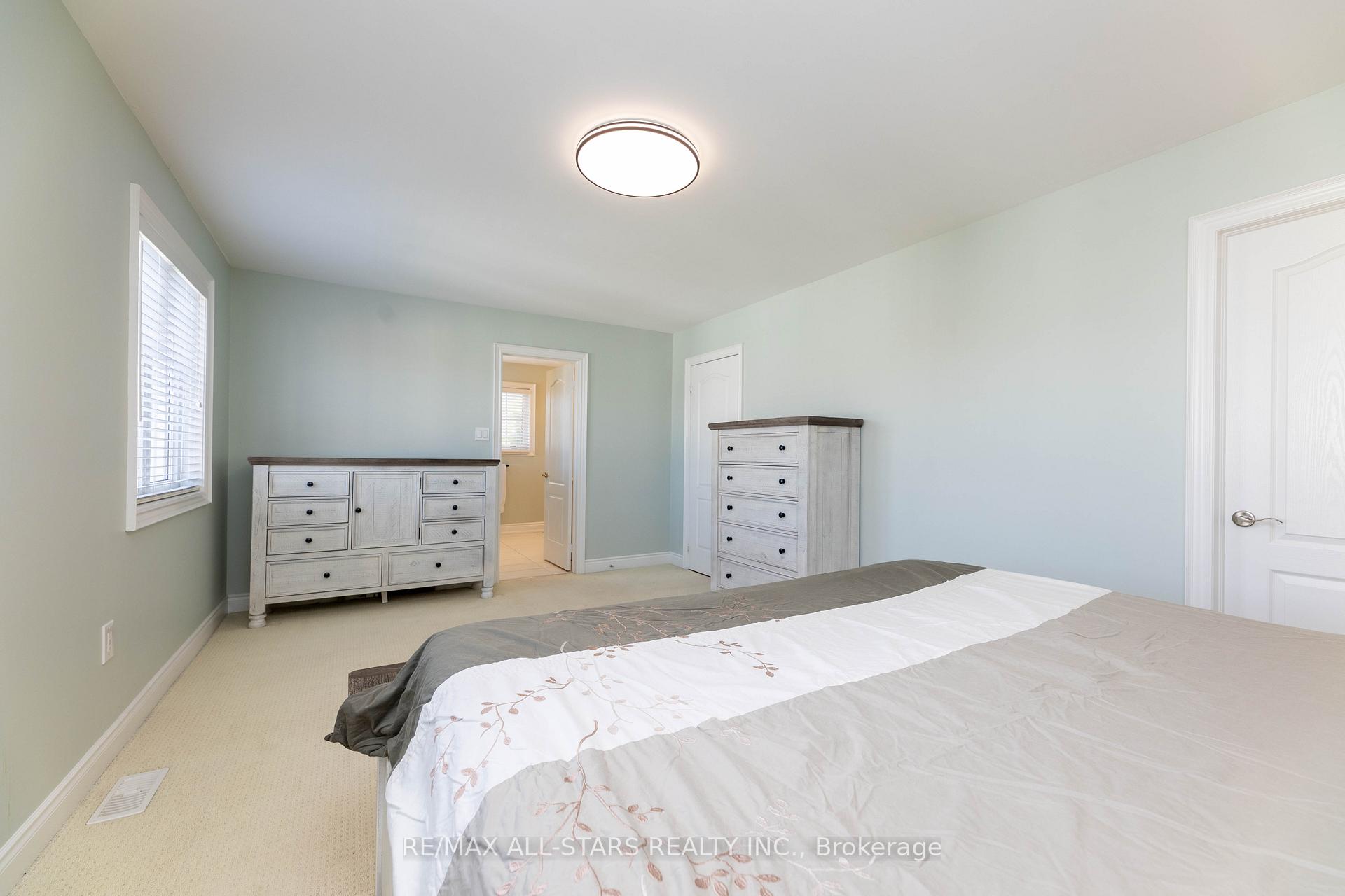 Photo 9 of 46 Eastgate Circle, Whitby, Brooklin — HOMEH