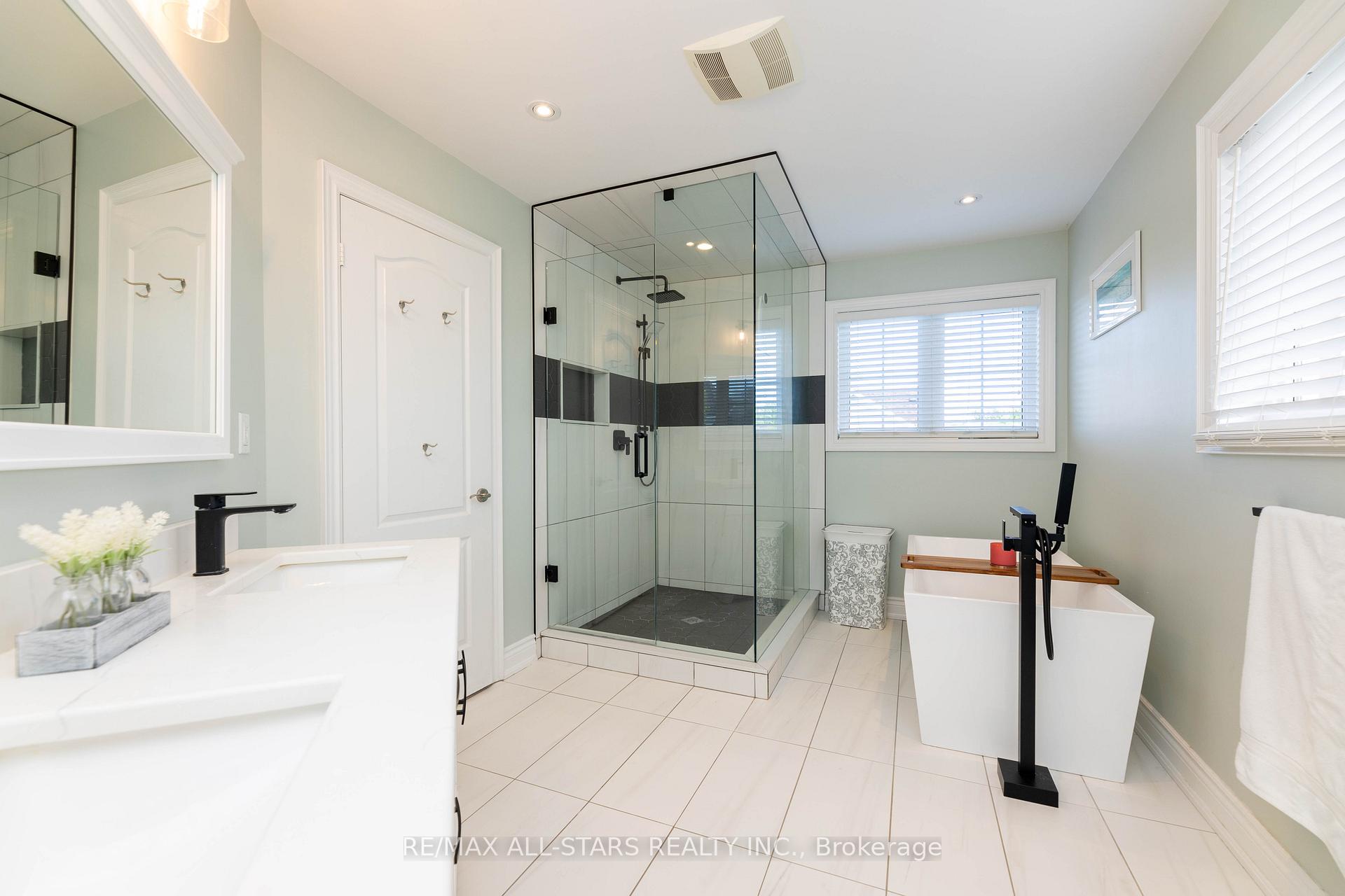 Photo 18 of 46 Eastgate Circle, Whitby, Brooklin — HOMEH