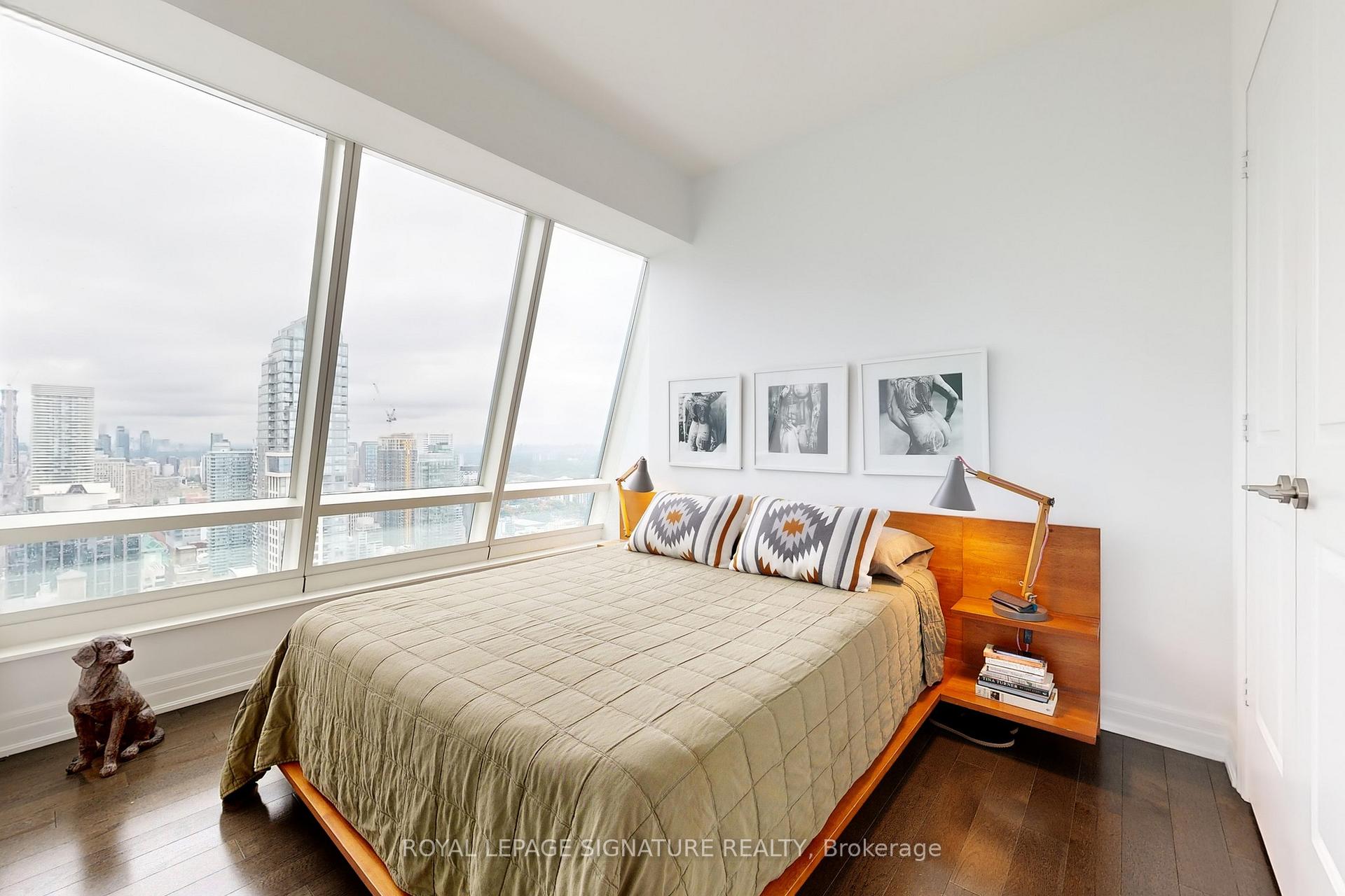 Photo 3 of Unit 5204, 8 The Esplanade, Toronto, Waterfront Communities — HOMEH