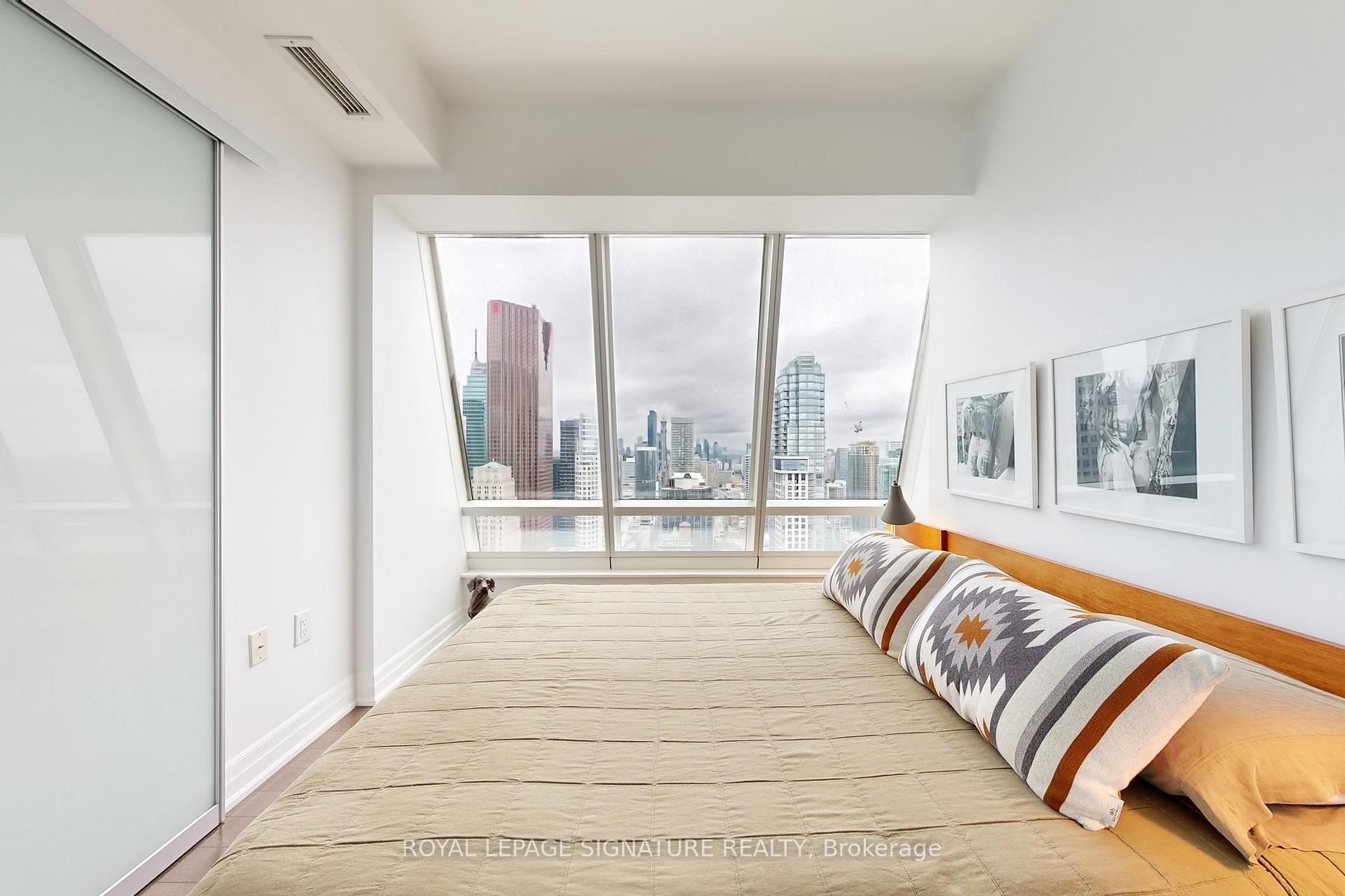 Photo 8 of Unit 5204, 8 The Esplanade, Toronto, Waterfront Communities — HOMEH