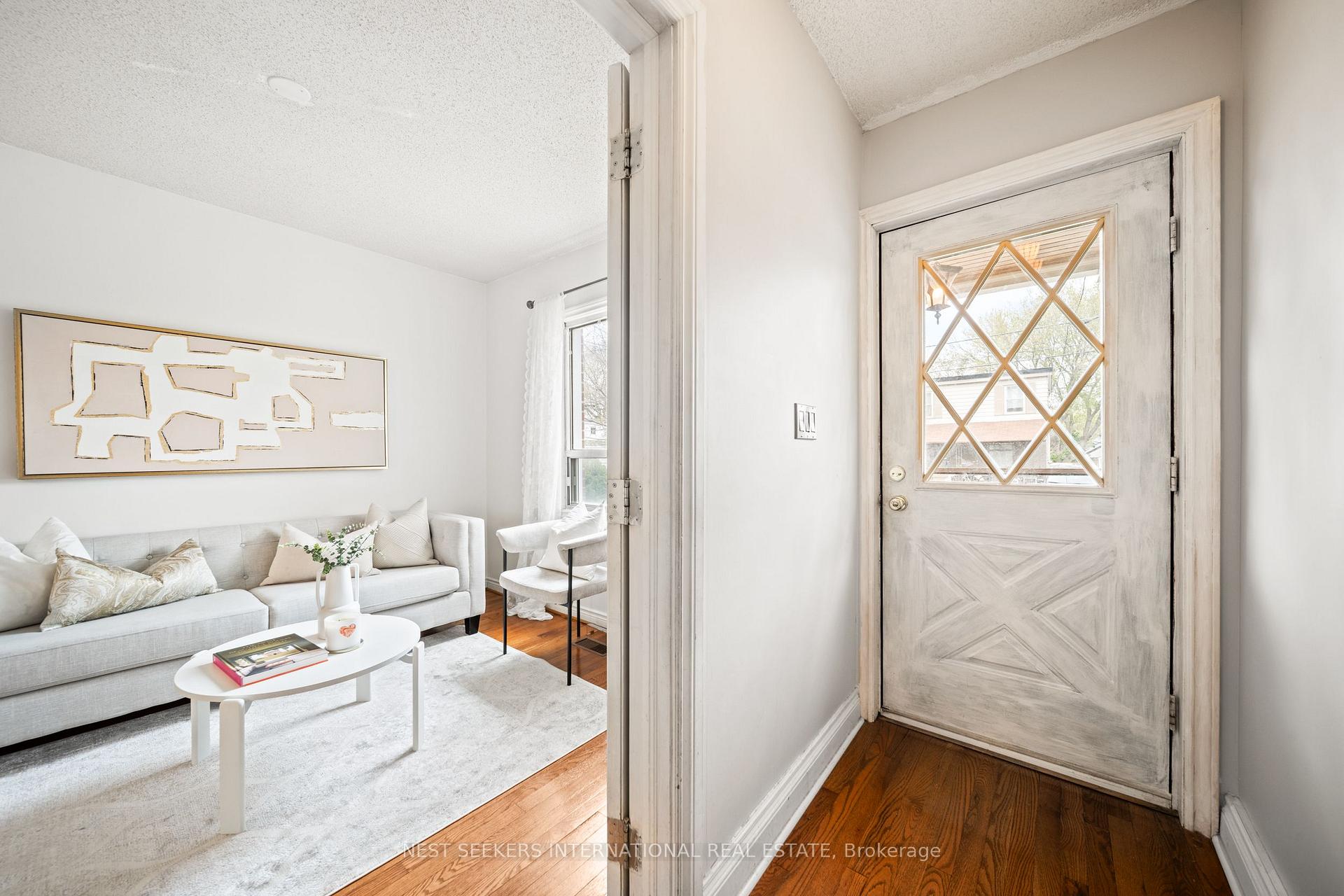 Photo 4 of 35 Cambrai Avenue, Toronto, Woodbine-Lumsden — HOMEH