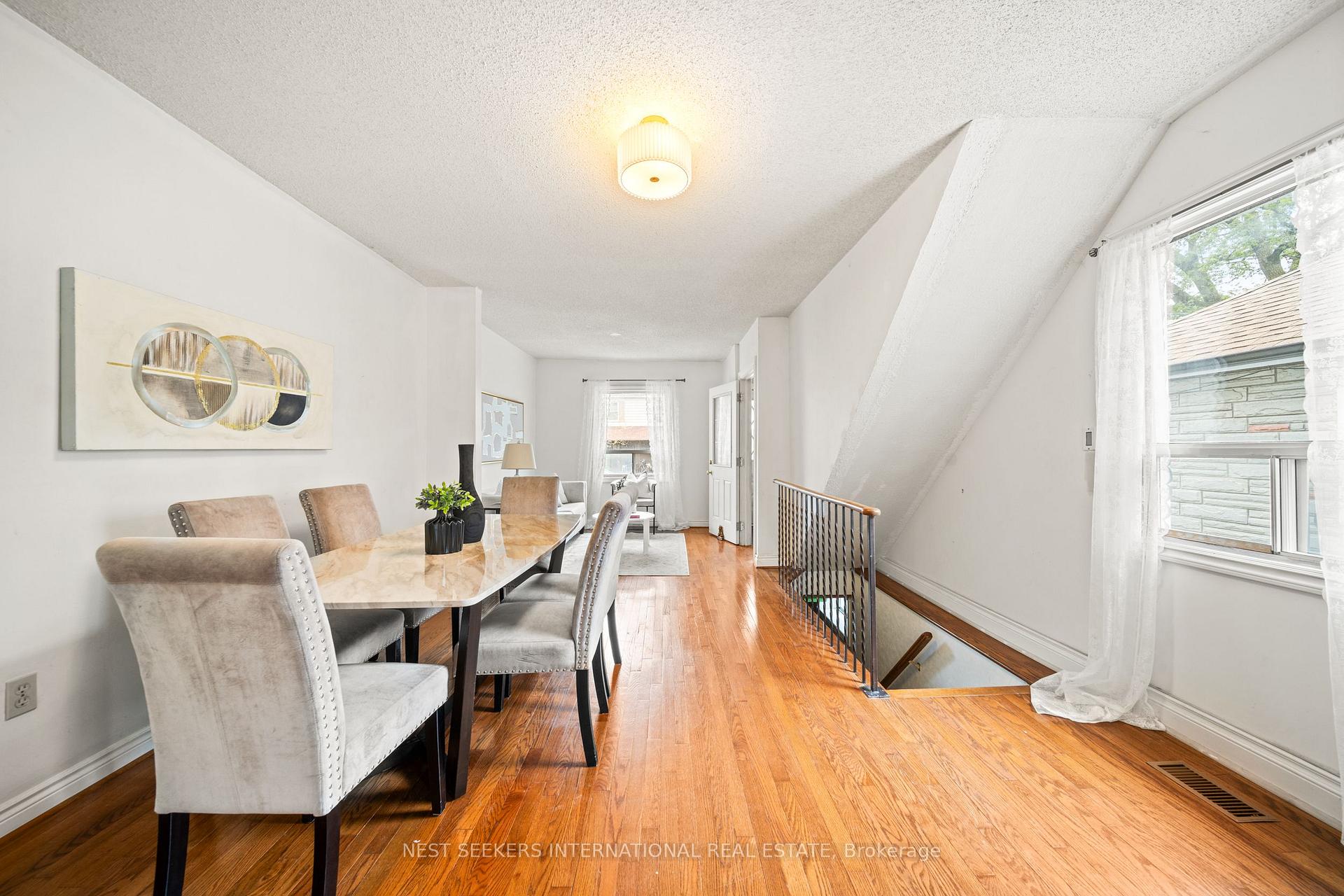 Photo 13 of 35 Cambrai Avenue, Toronto, Woodbine-Lumsden — HOMEH