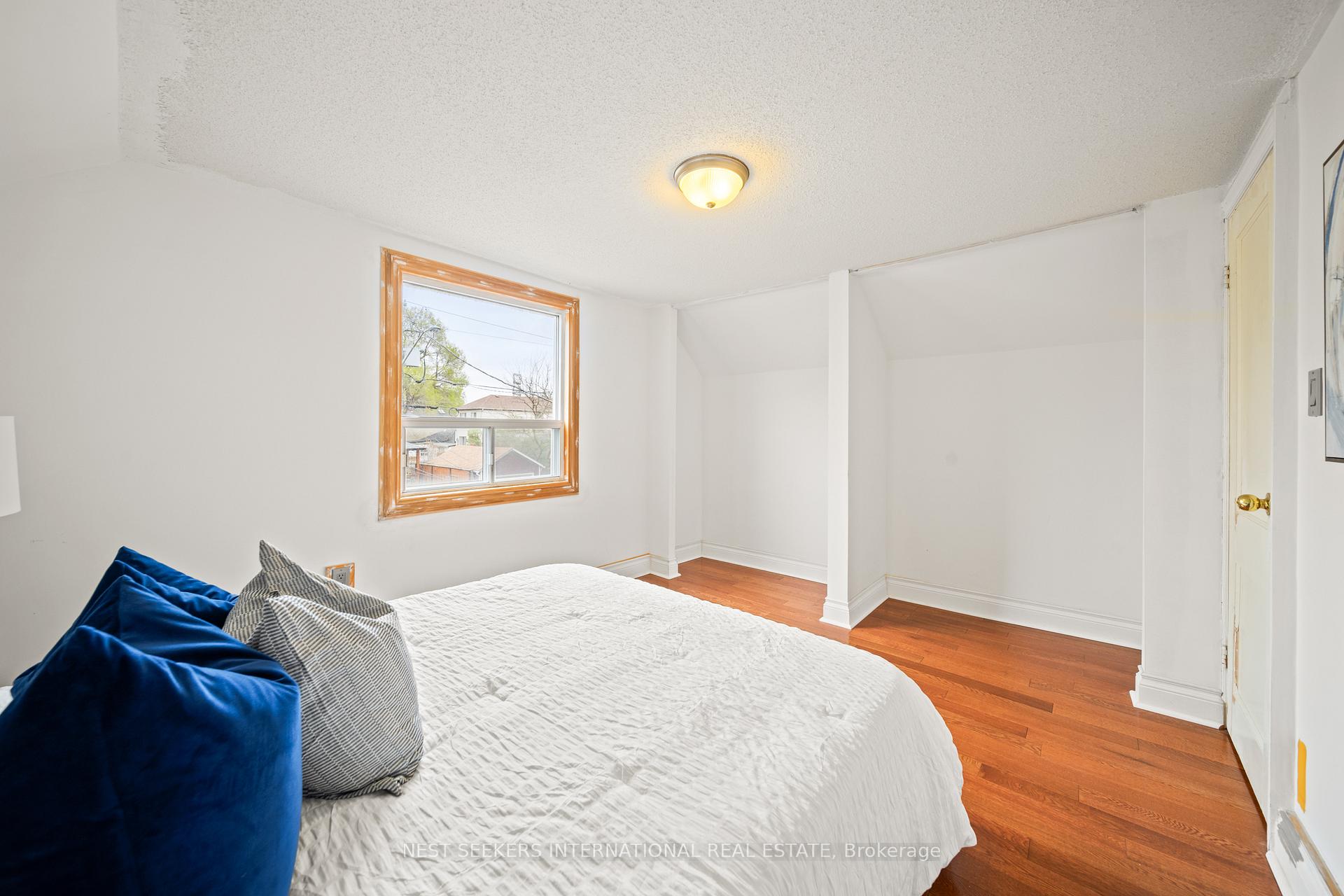 Photo 19 of 35 Cambrai Avenue, Toronto, Woodbine-Lumsden — HOMEH