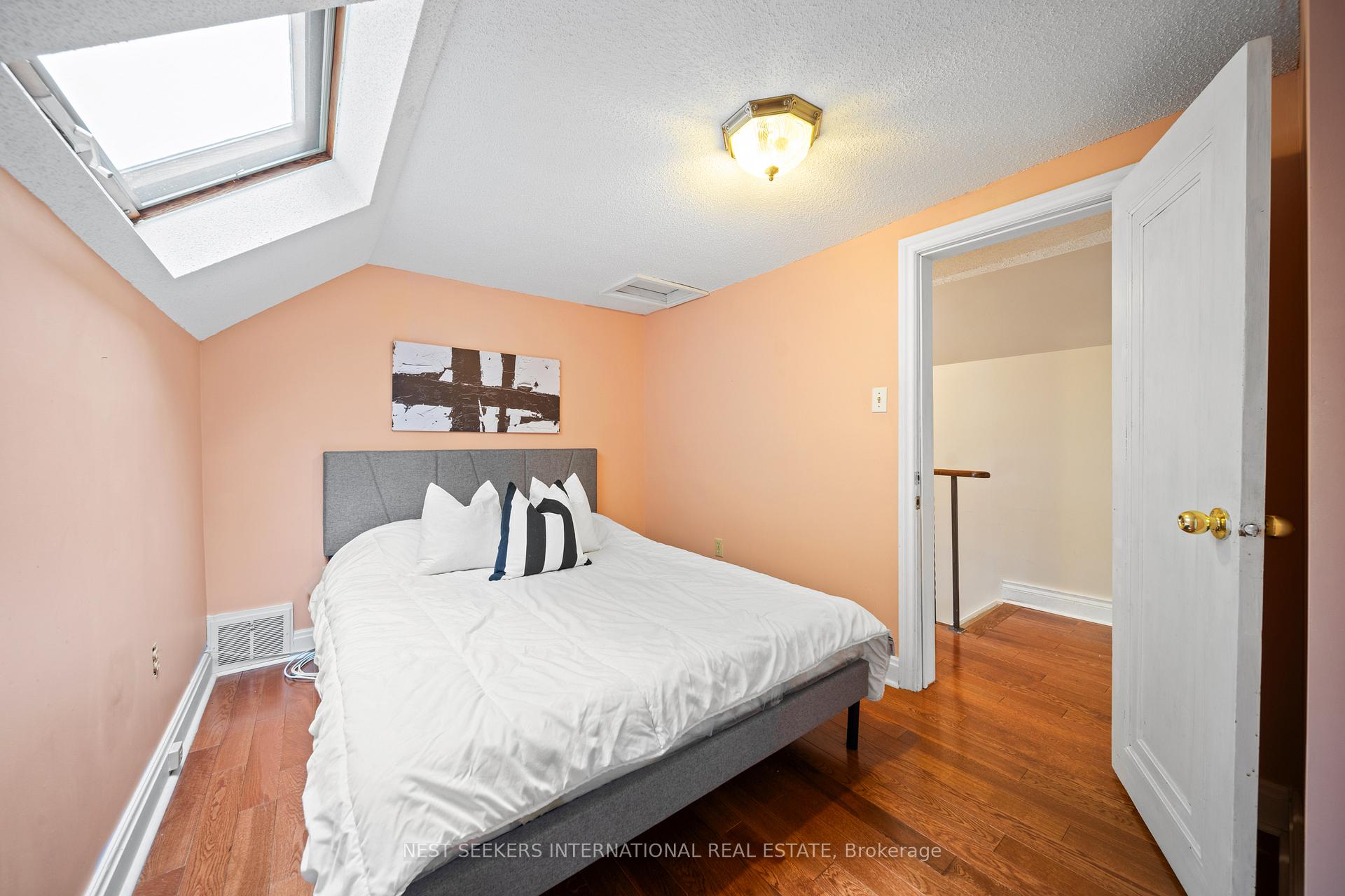 Photo 31 of 35 Cambrai Avenue, Toronto, Woodbine-Lumsden — HOMEH
