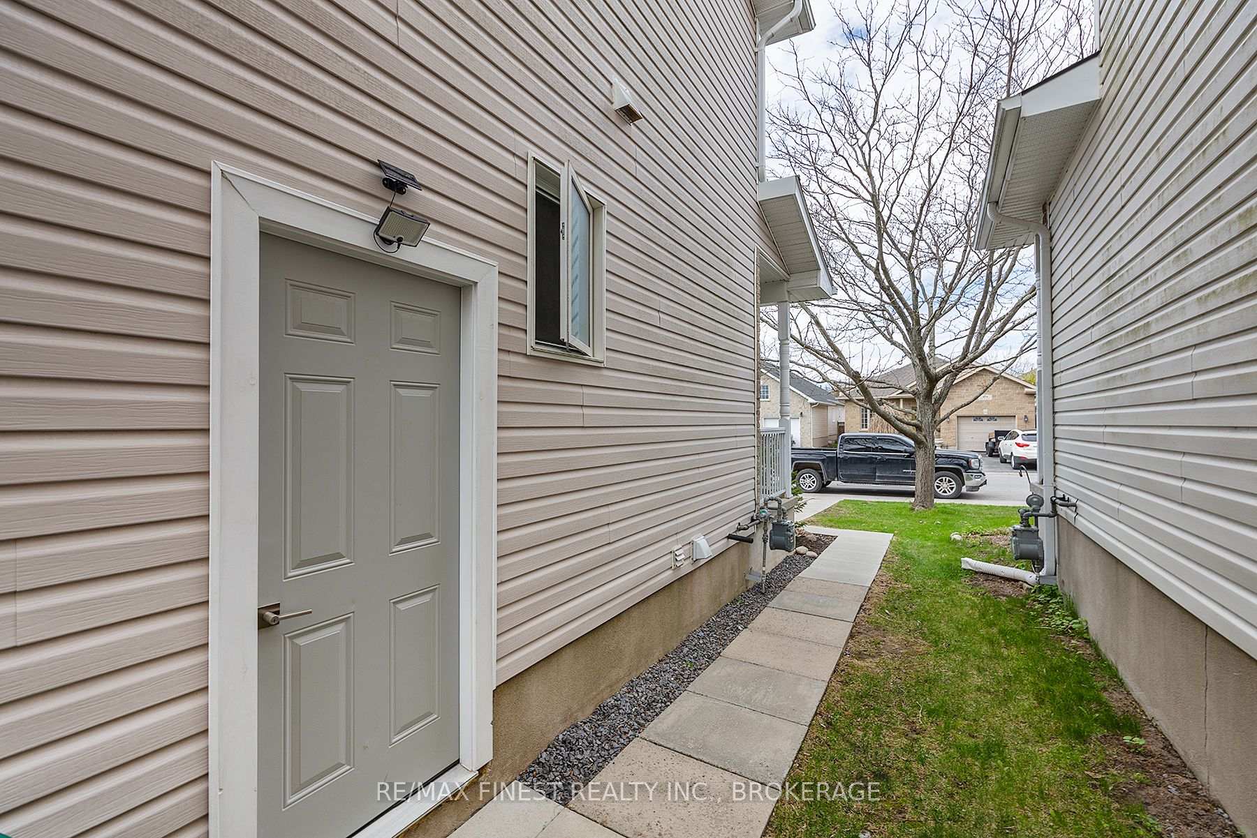 Photo 45 of 423 Maureen Street, Kingston, Kingston East (Incl Barret Crt) — HOMEH