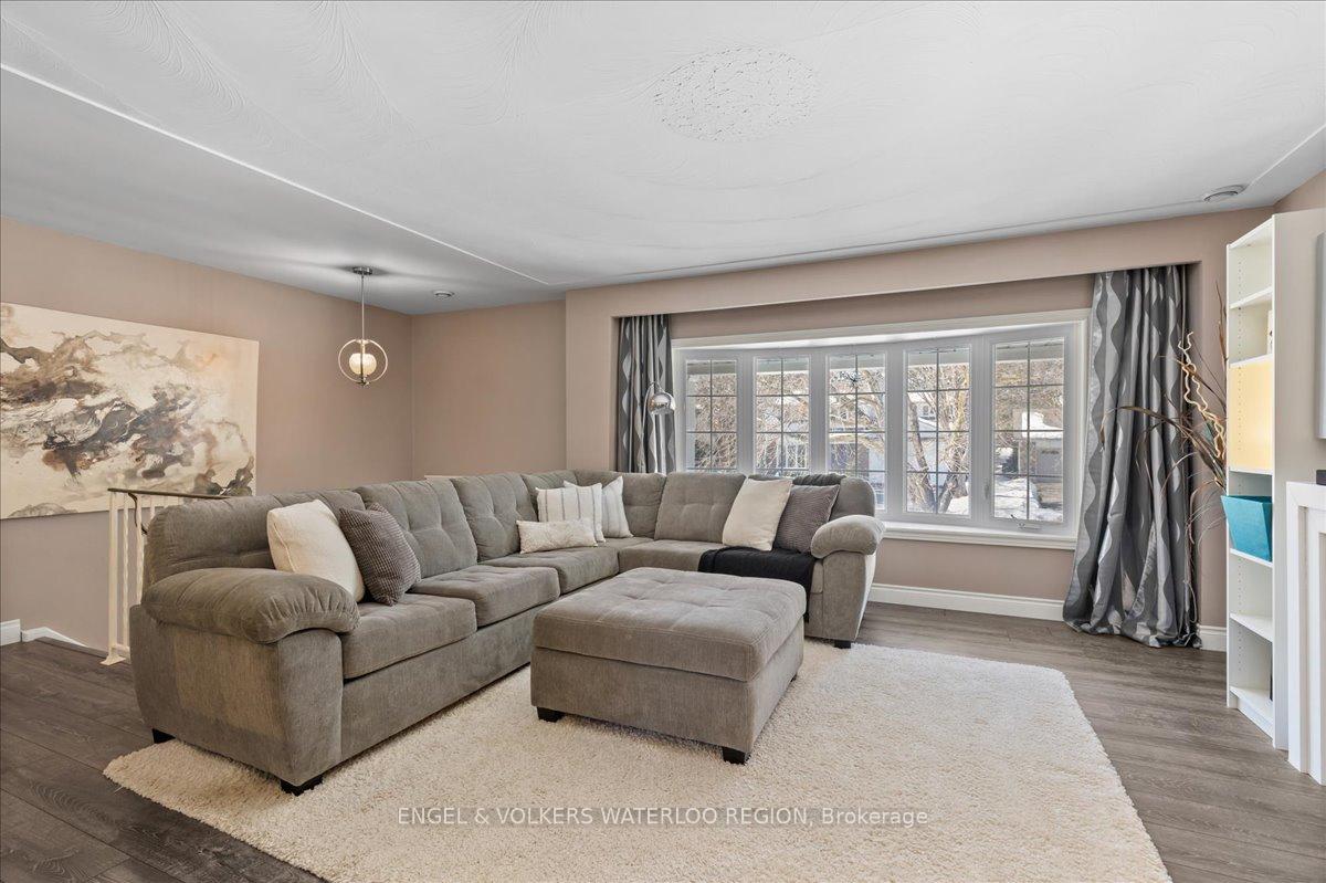 Photo 2 of 300 Craigleith Drive, Waterloo — HOMEH