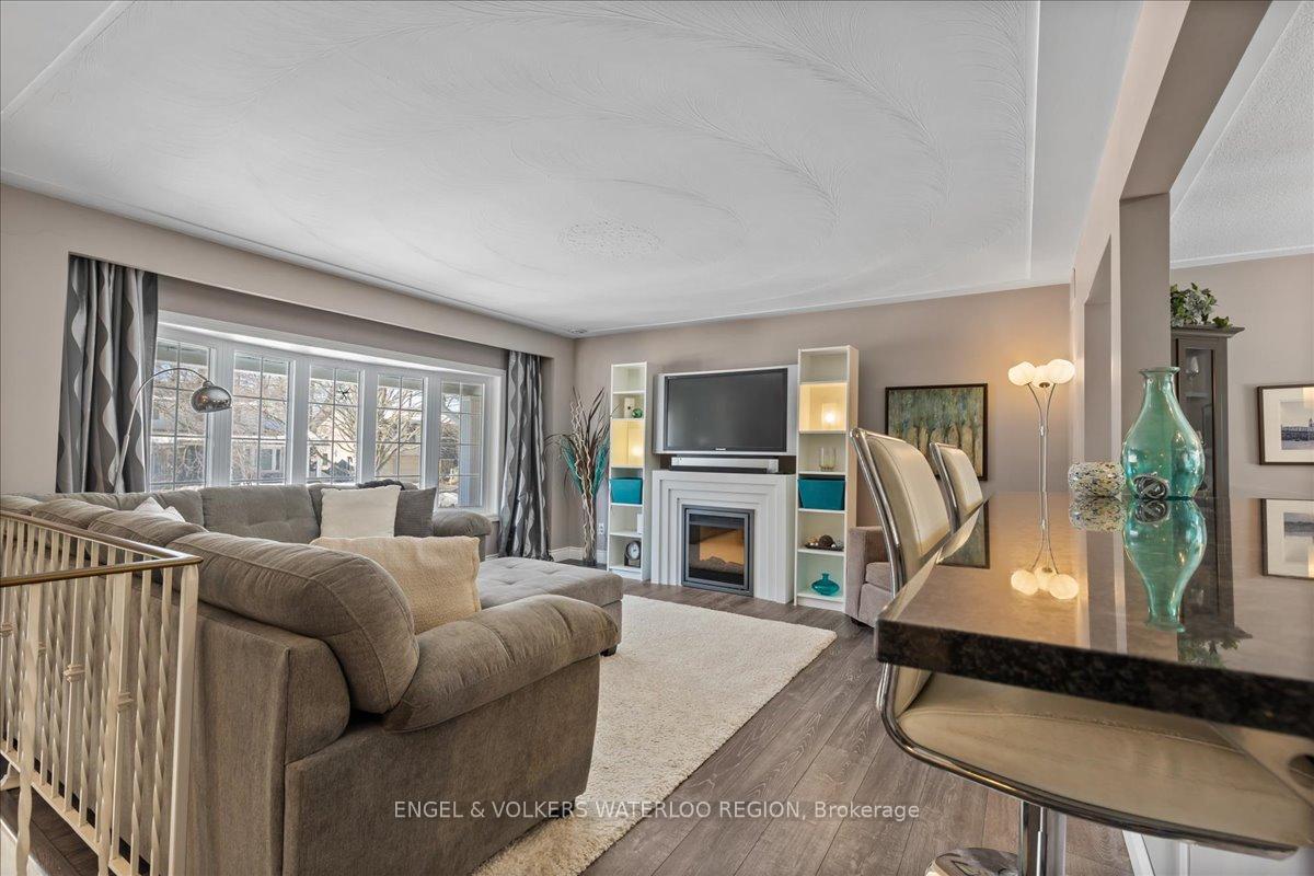 Photo 3 of 300 Craigleith Drive, Waterloo — HOMEH