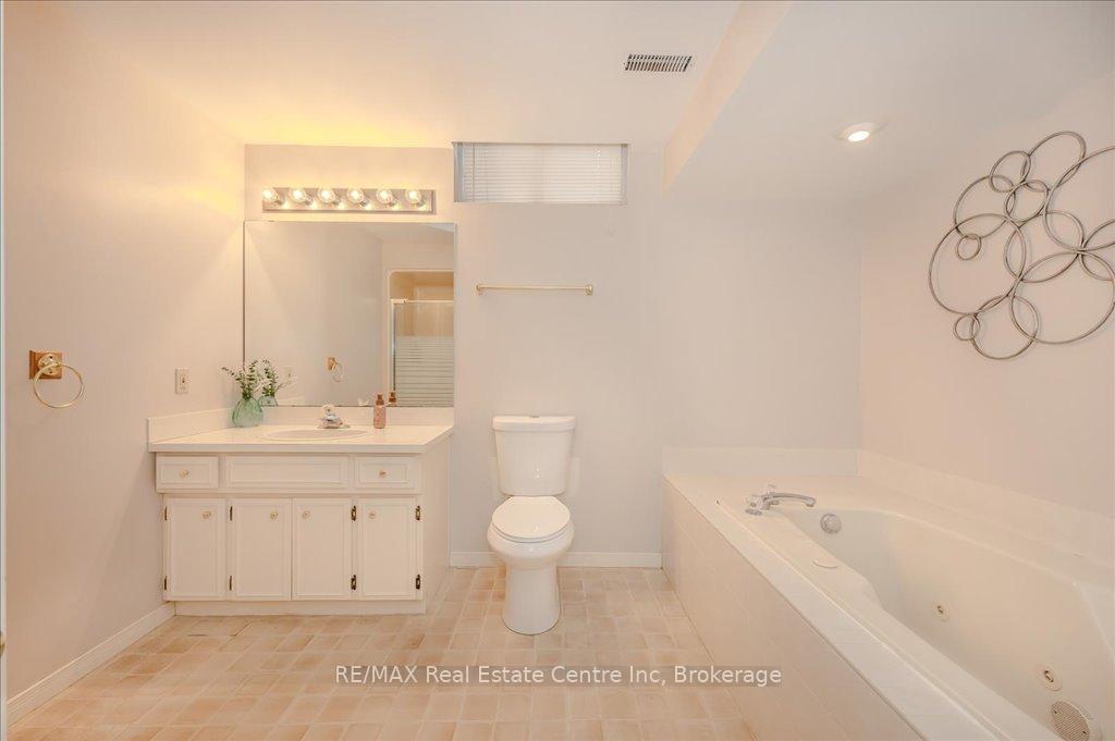 Photo 15 of 121 Erinbrook Drive, Kitchener — HOMEH