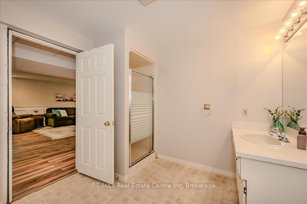 Photo 17 of 121 Erinbrook Drive, Kitchener — HOMEH