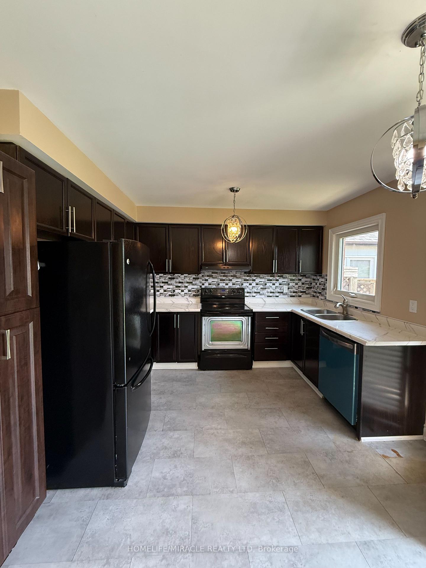 Photo 10 of 688 Highview Road, Pickering, Amberlea — HOMEH