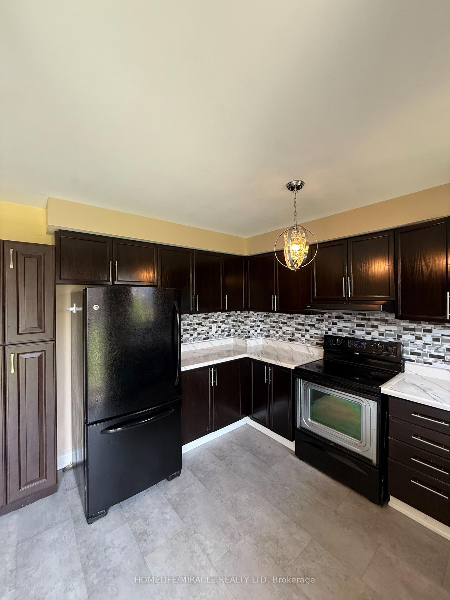 Photo 5 of 688 Highview Road, Pickering, Amberlea — HOMEH