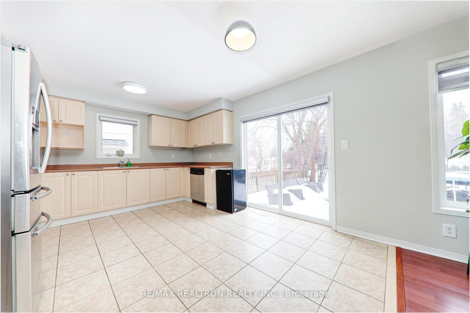 Photo 4 of 1275 Langley Circle, Oshawa, Pinecrest — HOMEH
