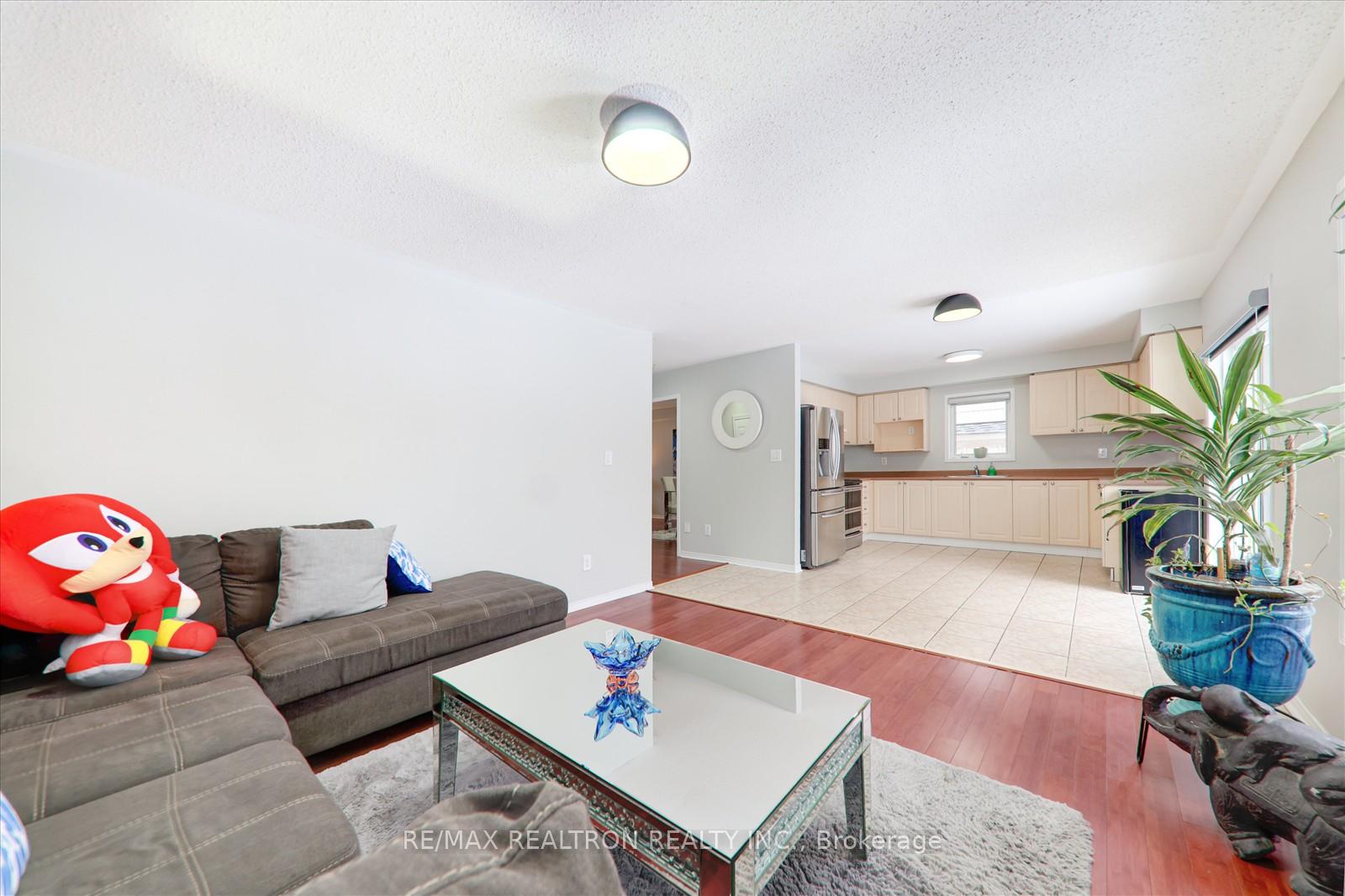 Photo 5 of 1275 Langley Circle, Oshawa, Pinecrest — HOMEH