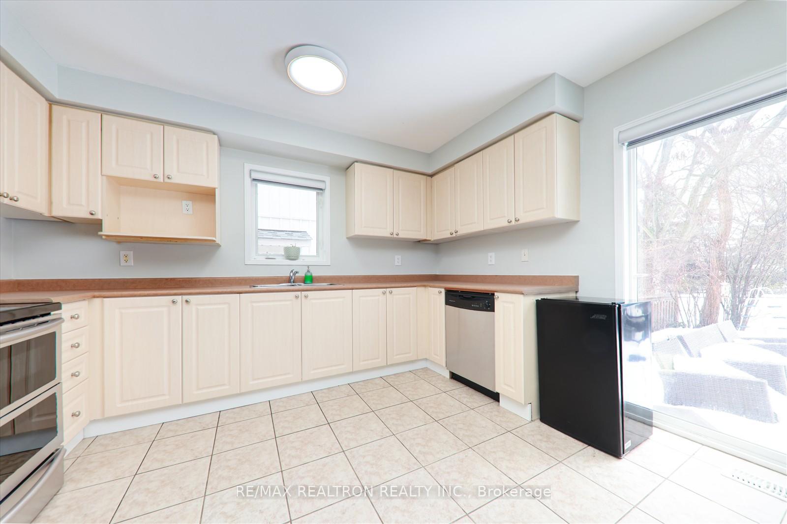 Photo 6 of 1275 Langley Circle, Oshawa, Pinecrest — HOMEH
