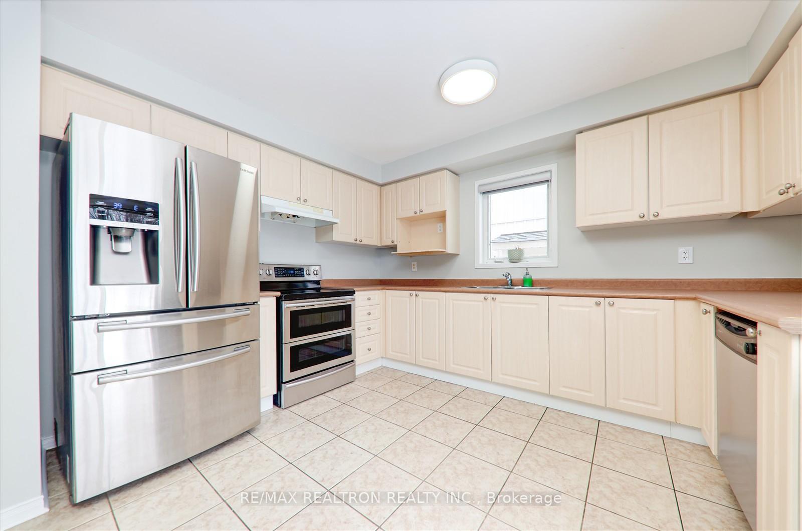 Photo 3 of 1275 Langley Circle, Oshawa, Pinecrest — HOMEH