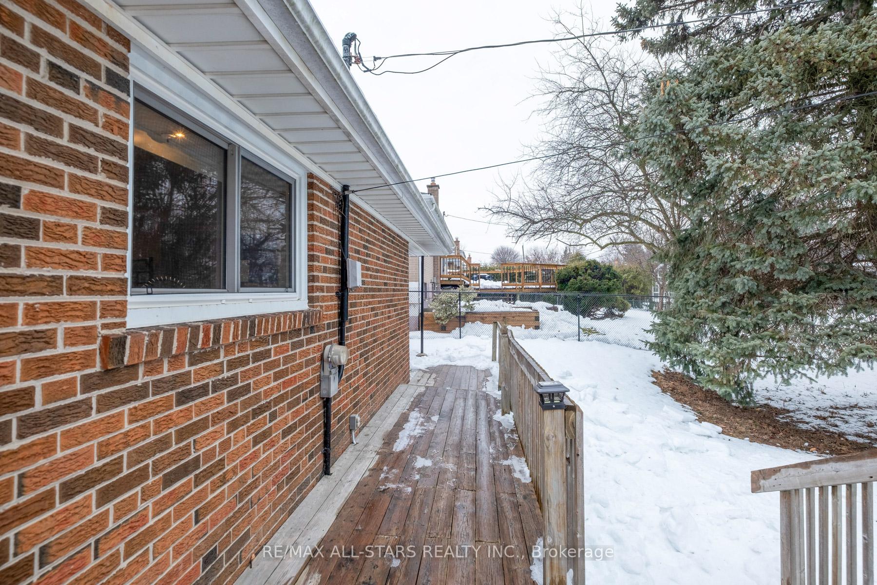 Photo 4 of 64 Southdale Drive, Markham, Bullock — HOMEH