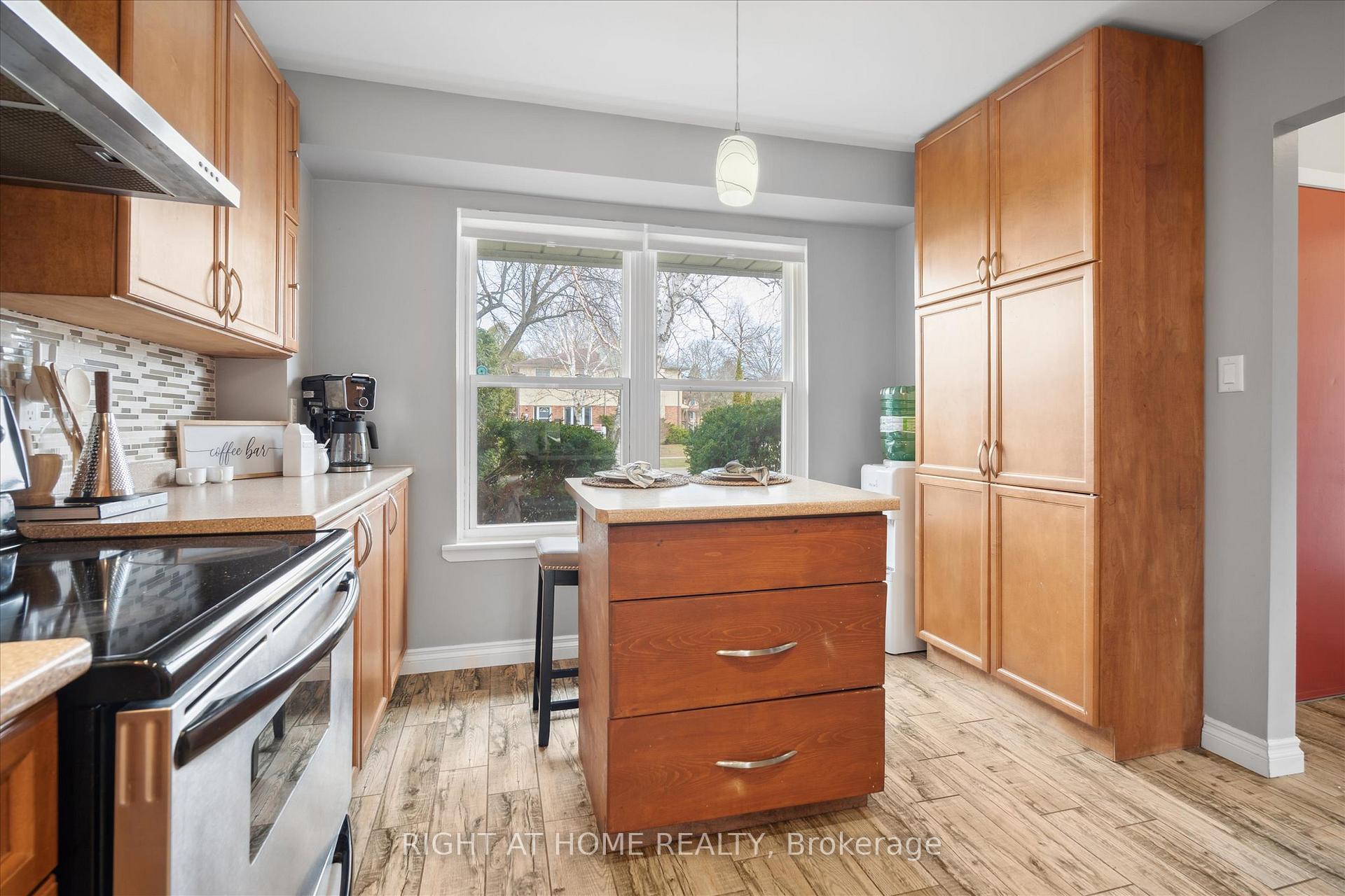 Photo 9 of 522 Camelot Drive, Oshawa, Eastdale — HOMEH