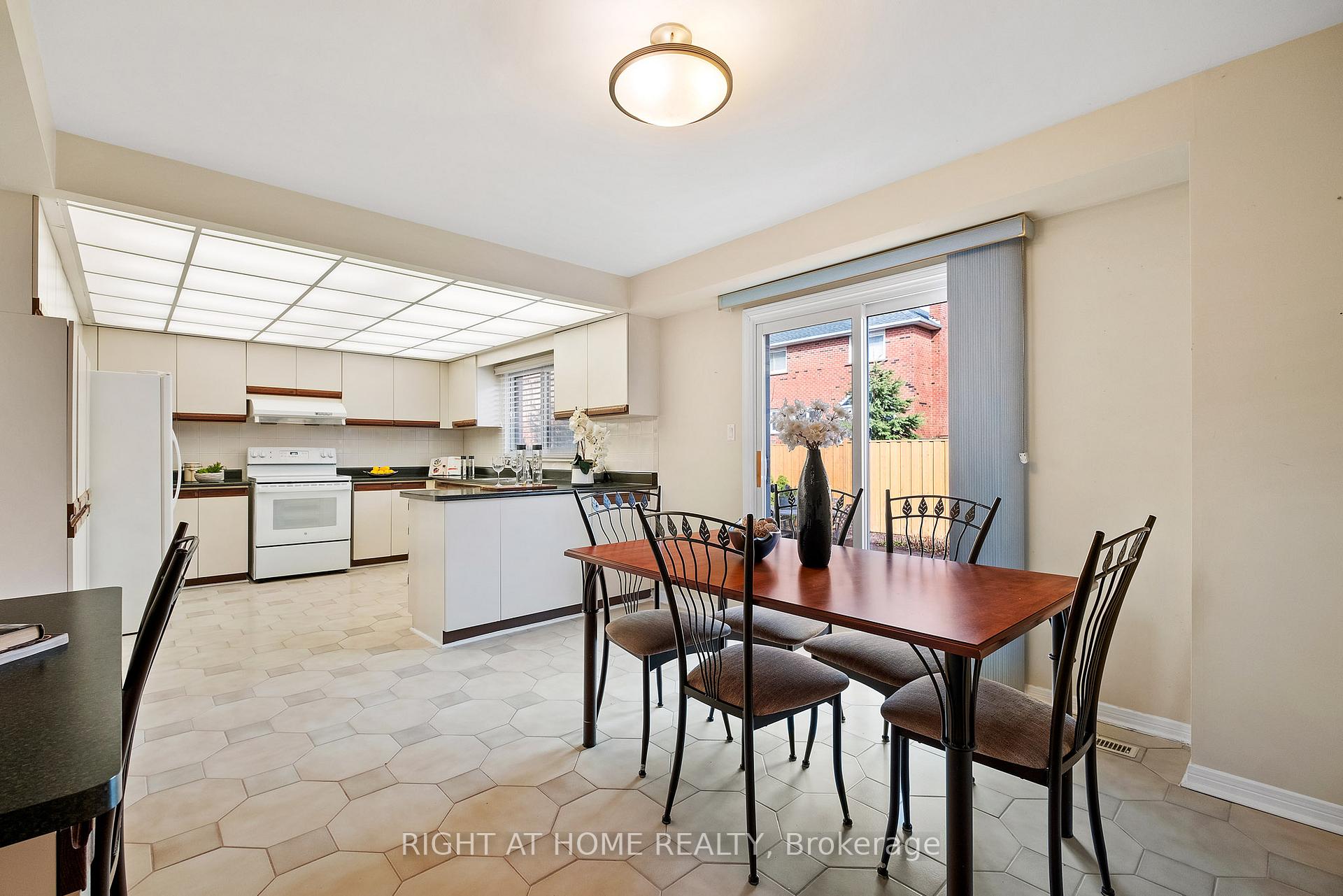 Photo 5 of 30 Glendale Road, Markham, Thornlea — HOMEH