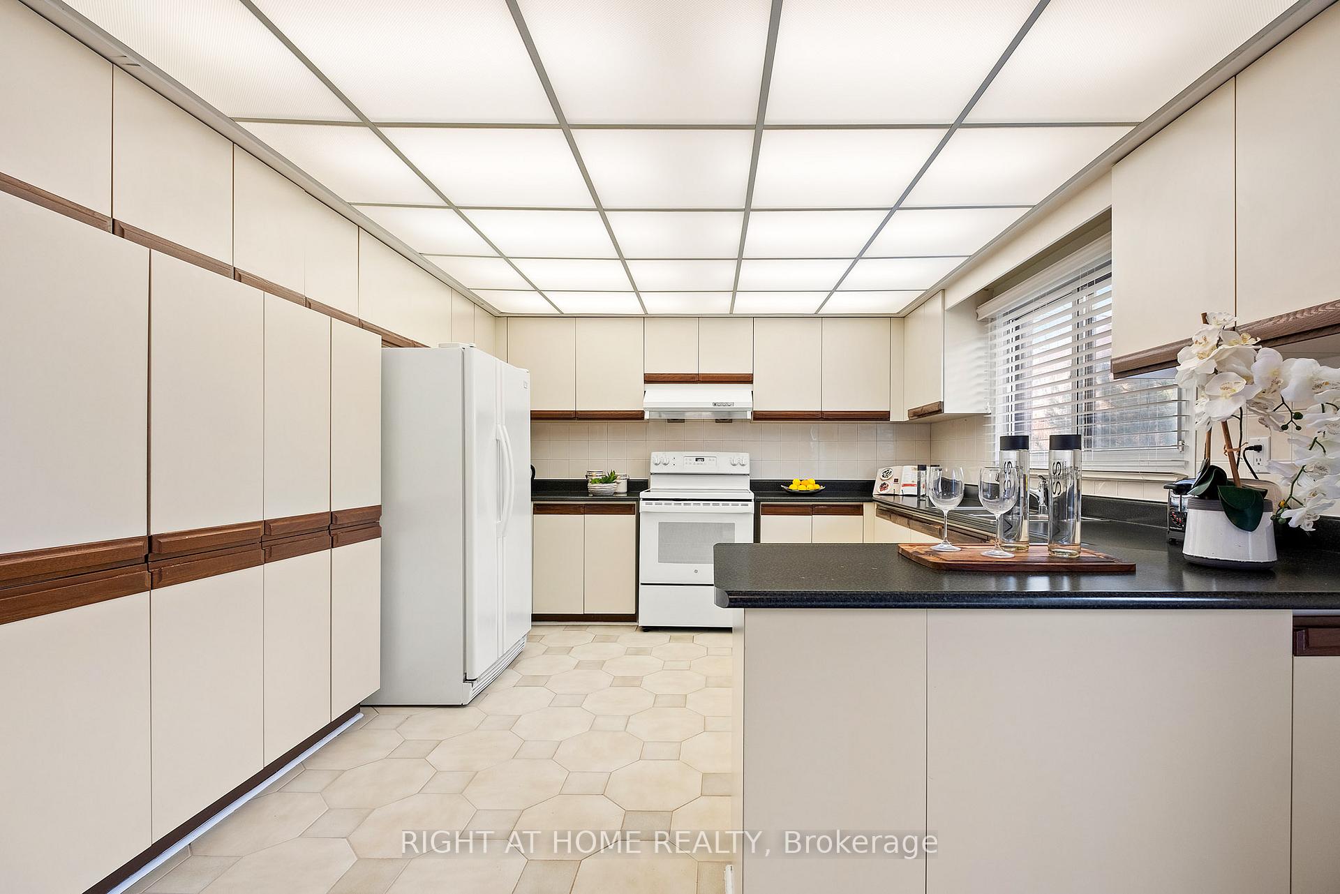 Photo 3 of 30 Glendale Road, Markham, Thornlea — HOMEH