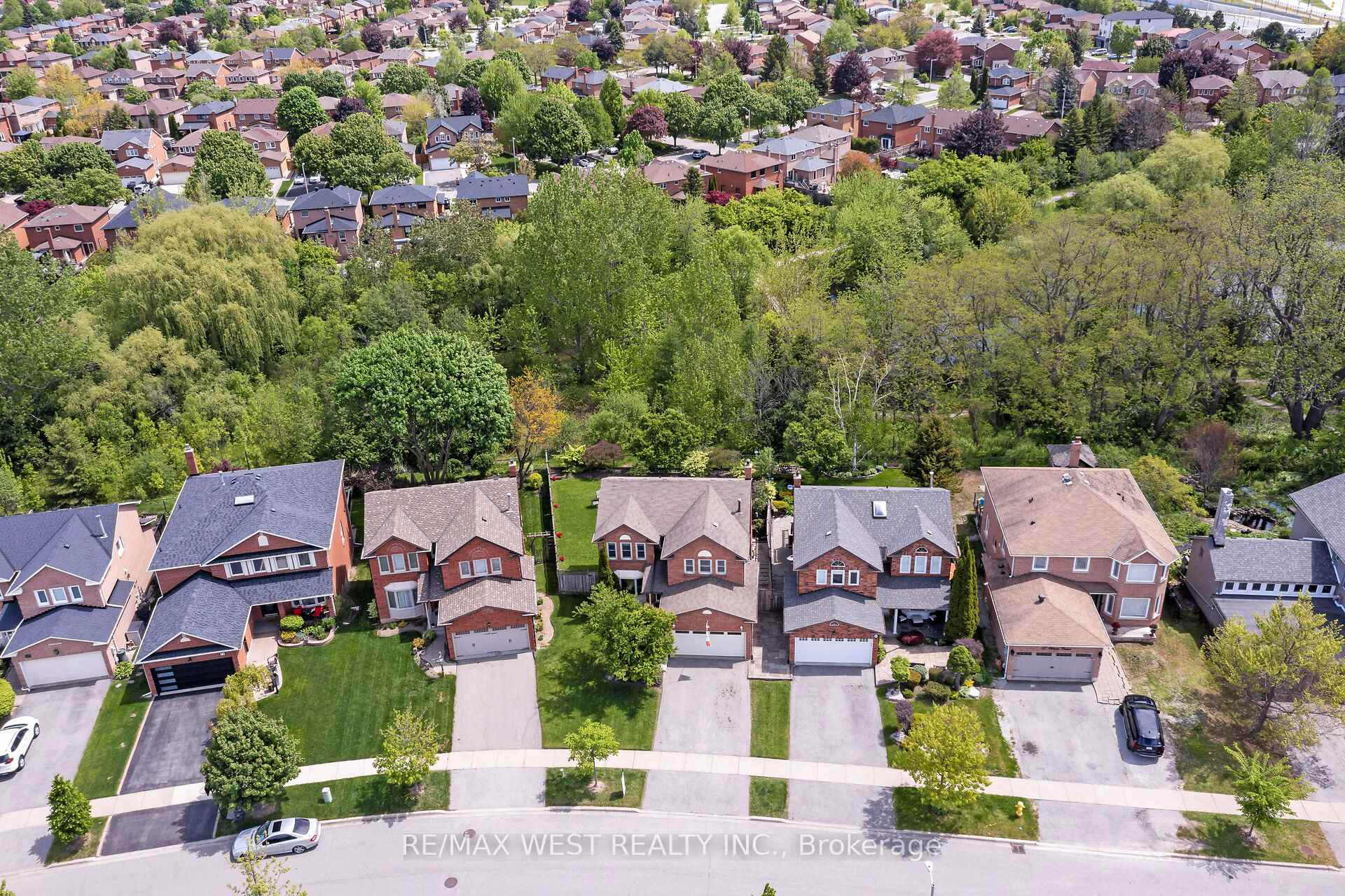 Photo 2 of 65 Belmont Crescent, Vaughan, Maple — HOMEH