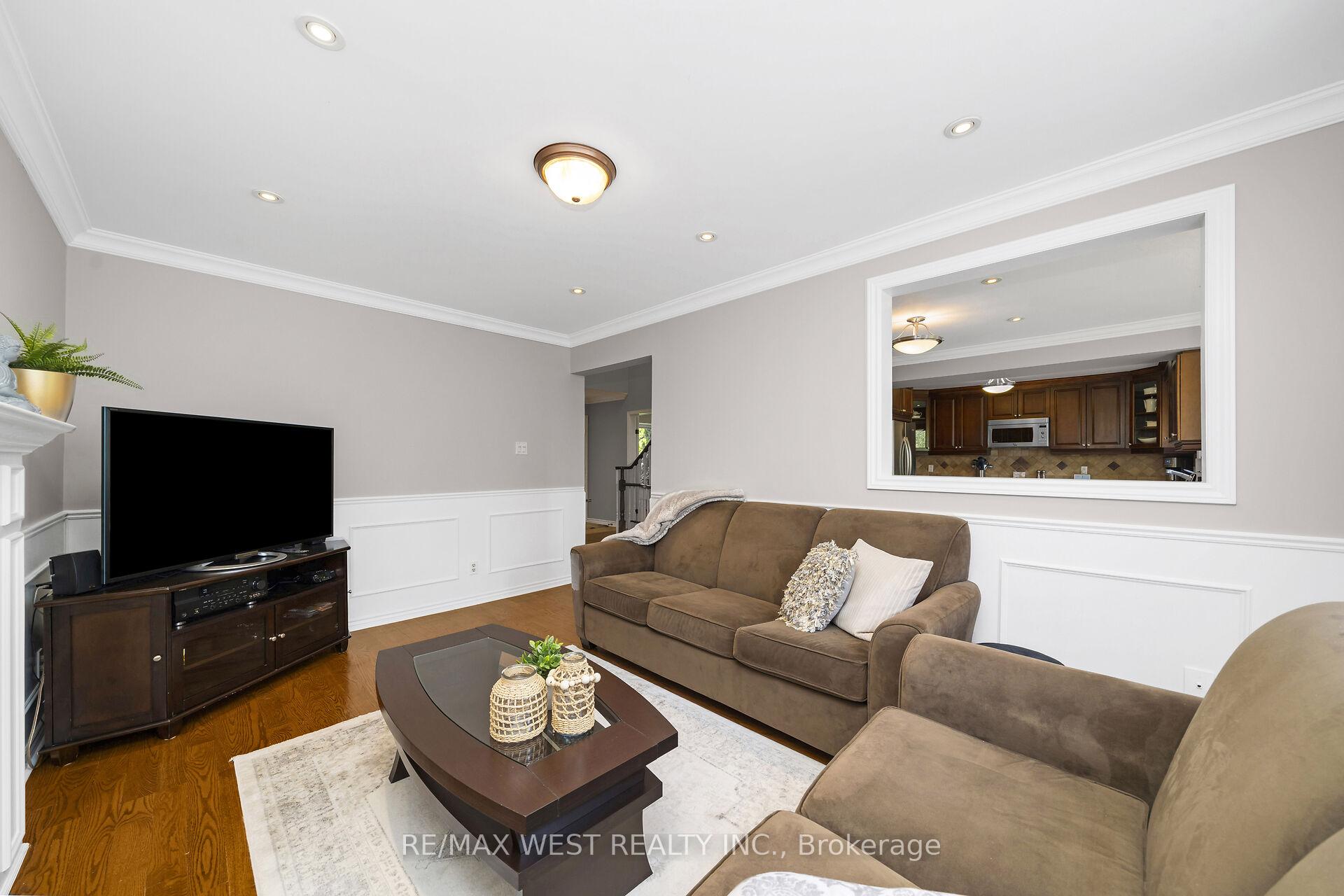 Photo 5 of 65 Belmont Crescent, Vaughan, Maple — HOMEH