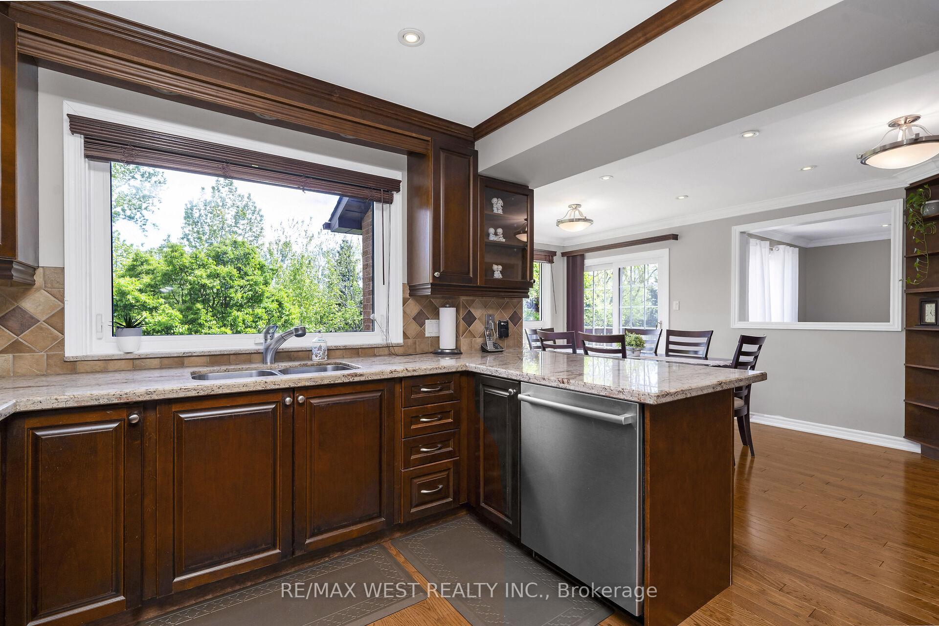 Photo 9 of 65 Belmont Crescent, Vaughan, Maple — HOMEH