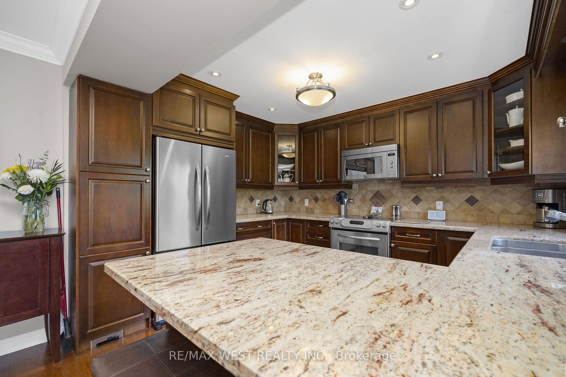Photo 18 of 65 Belmont Crescent, Vaughan, Maple — HOMEH