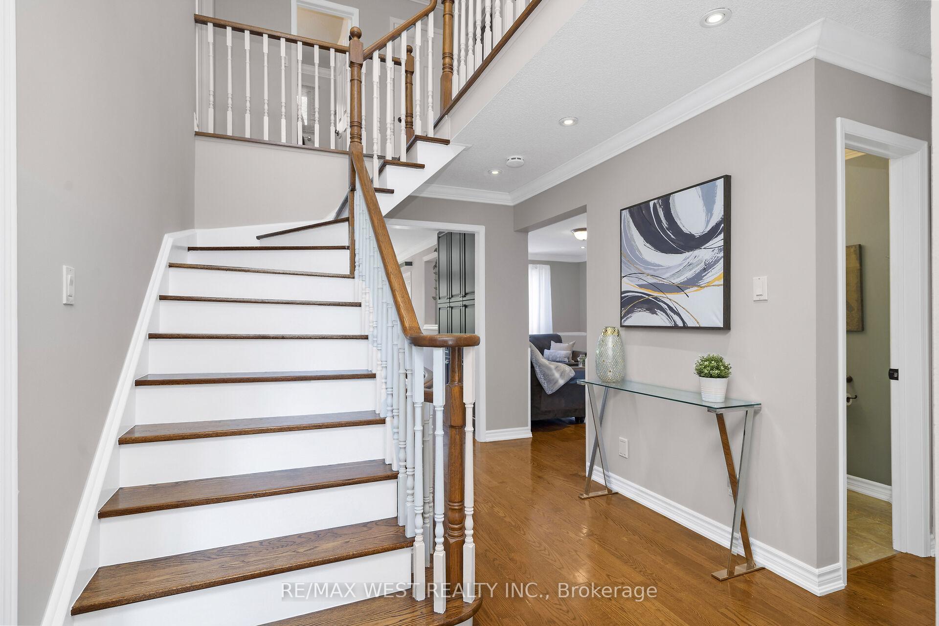 Photo 10 of 65 Belmont Crescent, Vaughan, Maple — HOMEH