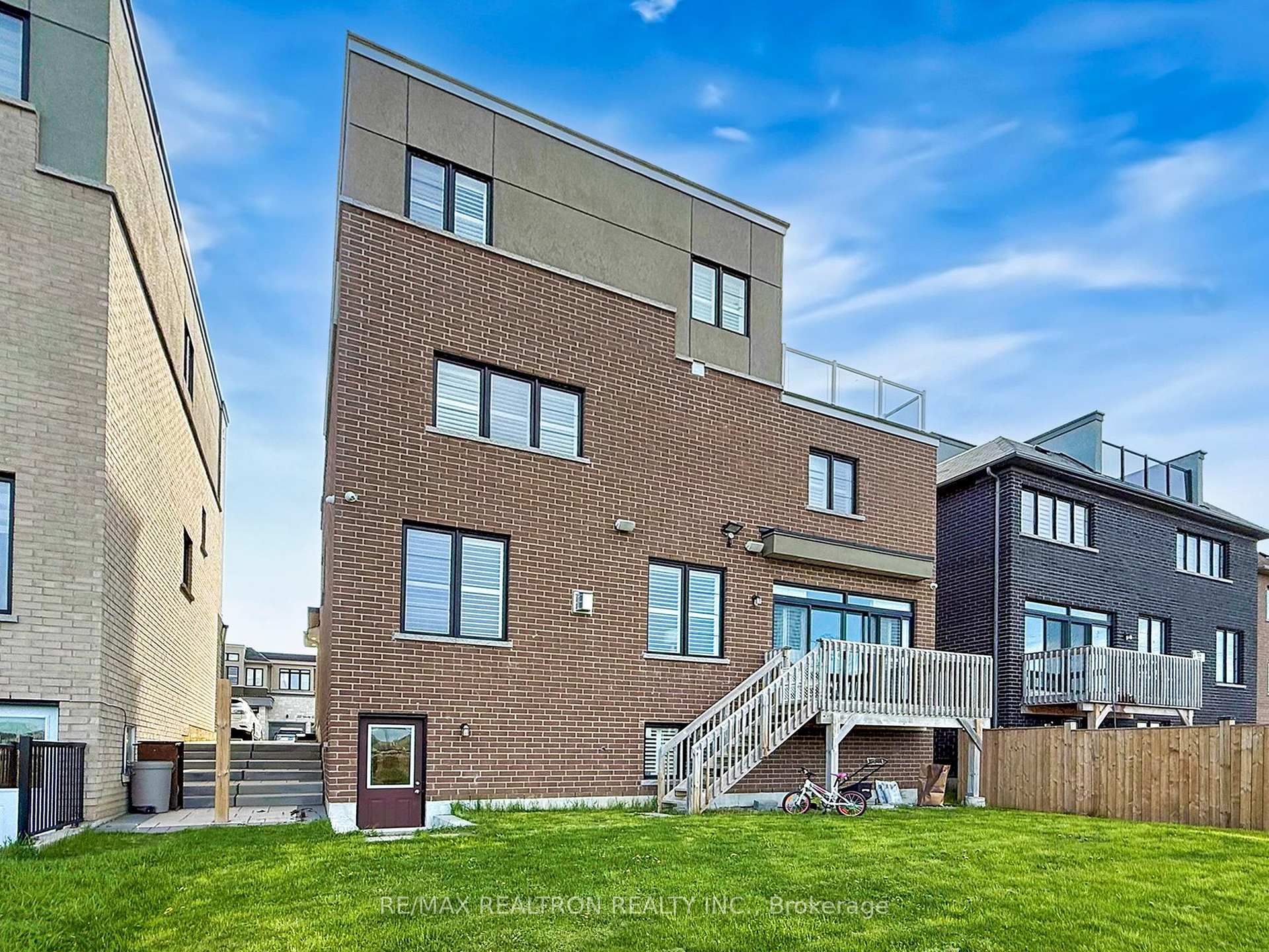 Photo 27 of 27 Yacht Drive, Clarington, Bowmanville — HOMEH